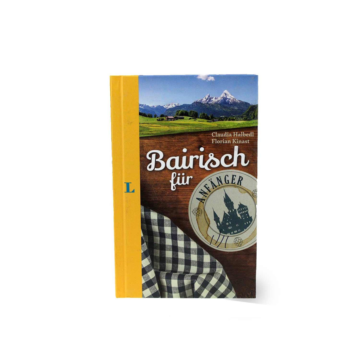 Bairisch für Anfänger Buch von Langenscheidt mit Berglandschaft, kariertem Tuch und Schloss Neuschwanstein Untersetzer.