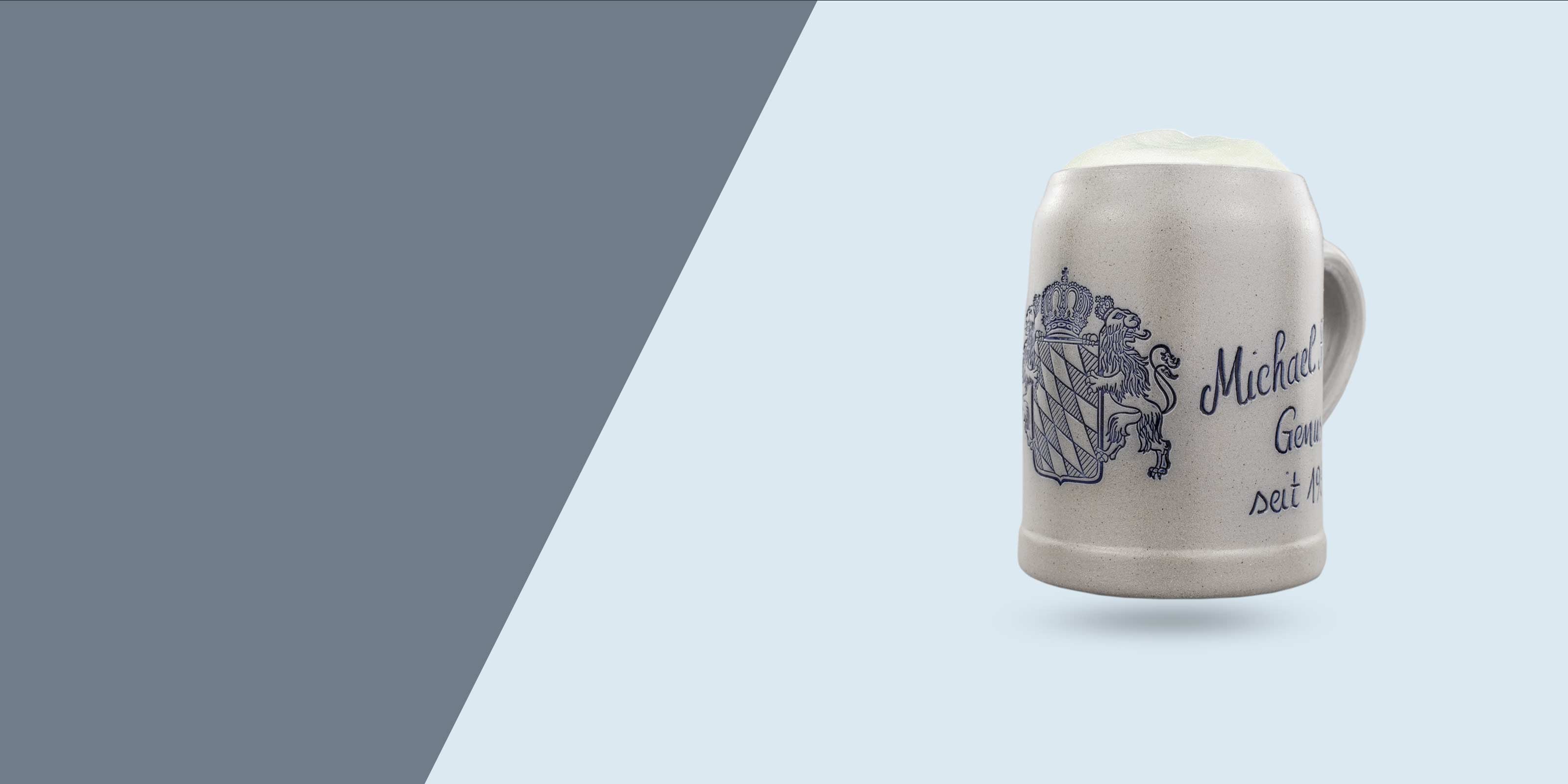 Steingut-Bierkrug mit blauem Wappenmotiv, personalisiertem "Michael" Schriftzug und Bier-Schaumkrone