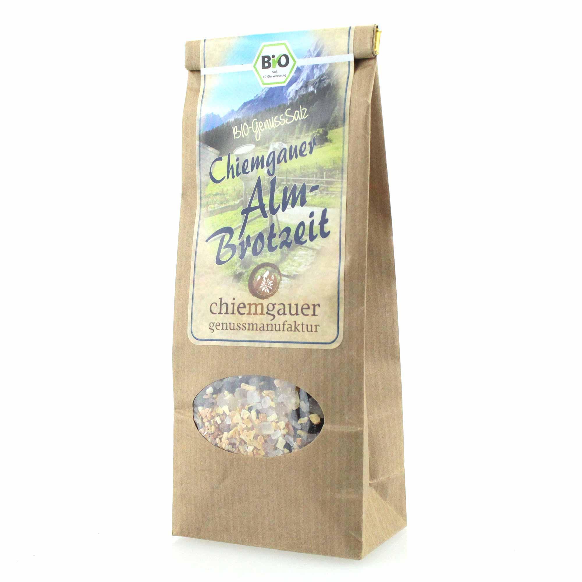 Chiemgauer Alm-Brotzeit Bio-Genuss-Salz in brauner Papiertüte mit transparentem Fenster auf weißem Hintergrund.