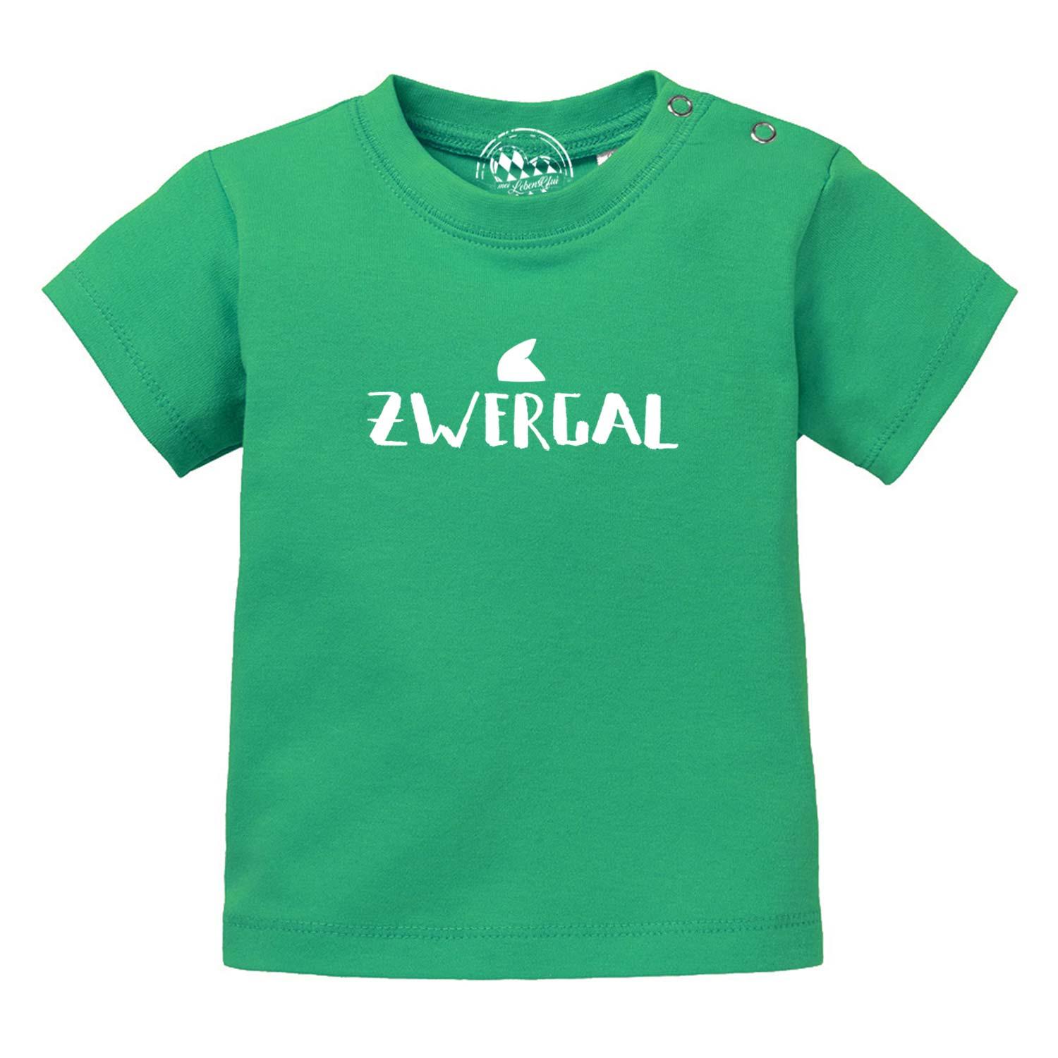 Grünes Baby T-Shirt Zwergal mit weißem Aufdruck und praktischen Druckknöpfen an der Schulter.