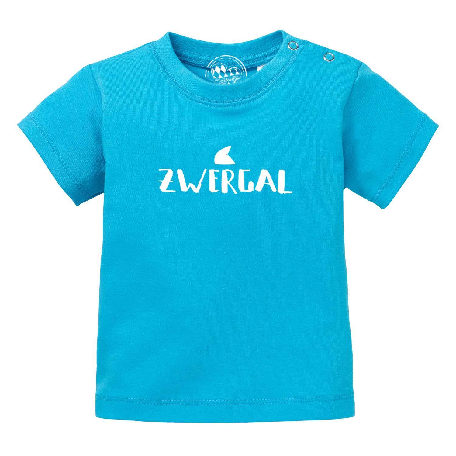 Baby T-Shirt "Zwergal" in leuchtendem Türkis mit weißem Zwergal-Schriftzug und Druckknöpfen an der Schulter.