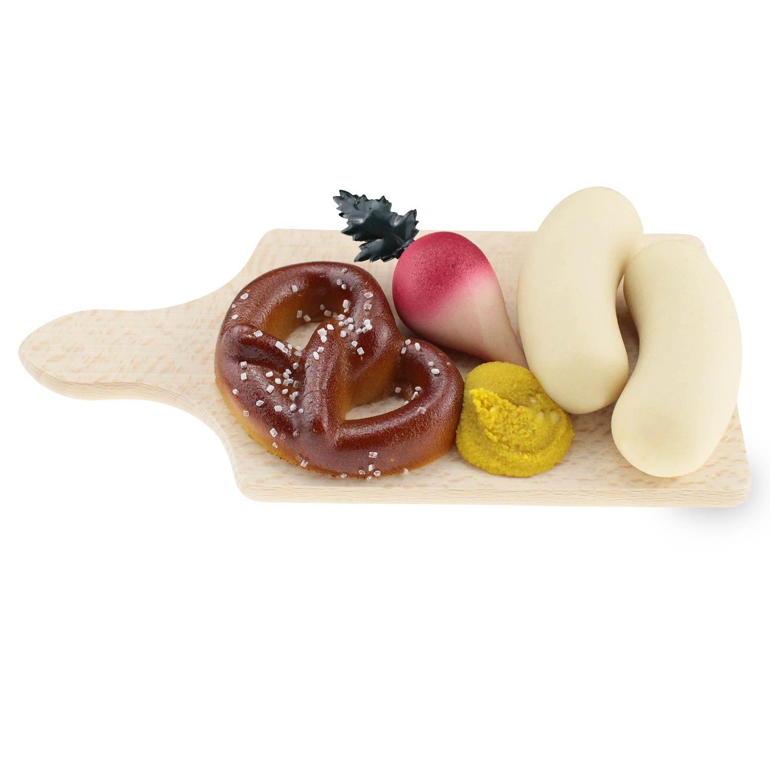 Miniaturmodell bayerischer Brotzeit auf Holzbrett mit Brezel, Weißwürsten, Radieschen und Senf
