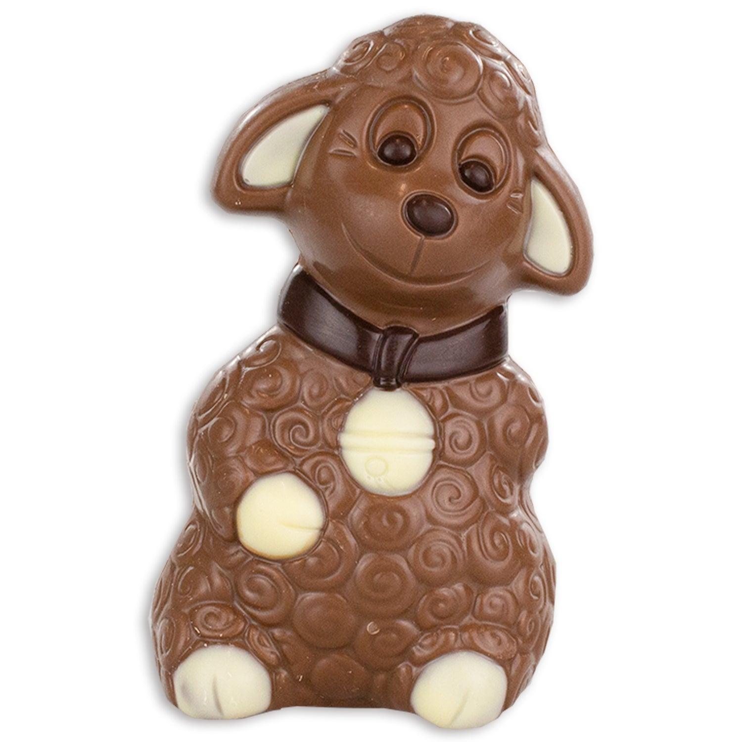 Schokoladen-Osterlamm als Teil der Geschenkbox Oster-Schoko-Packerl, mit dunklen und hellen Details.