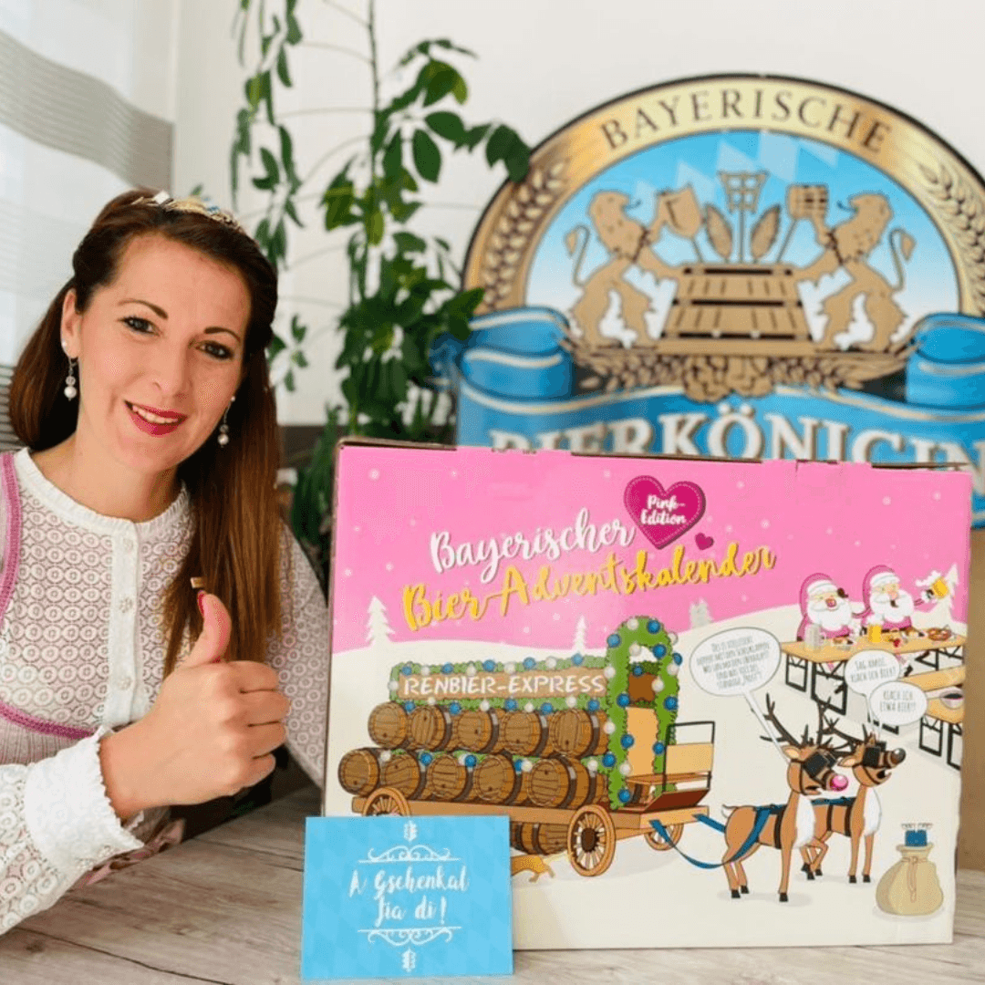 Lächelnde Frau zeigt Daumen hoch neben dem Bier Adventskalender PINK Edition, einem festlichen Weihnachtsgeschenk.