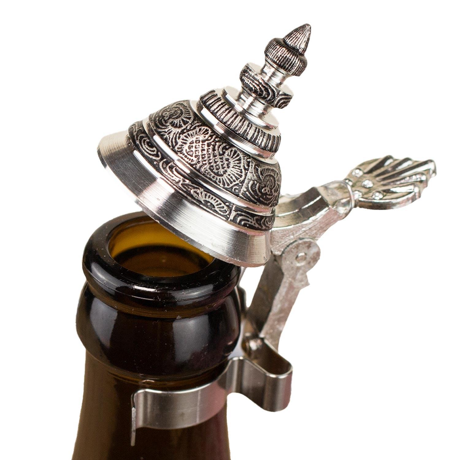 Dekorativer Flaschenverschluss aus Metall mit verschnörkeltem Muster, der auf einer braunen Flasche sitzt