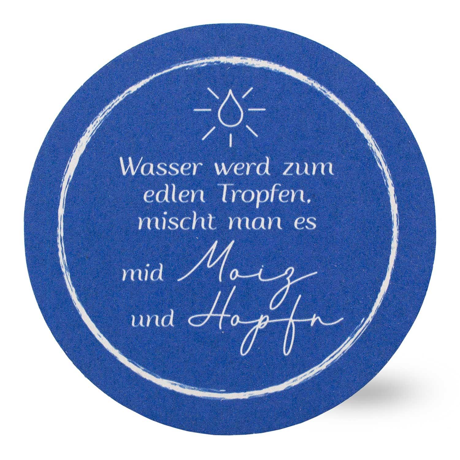 Rundes, blaues Bierfuizl mit Spruch Wasser werd zum edlen Tropfen, mischt man es mit Malz und Hopfen in Weiß