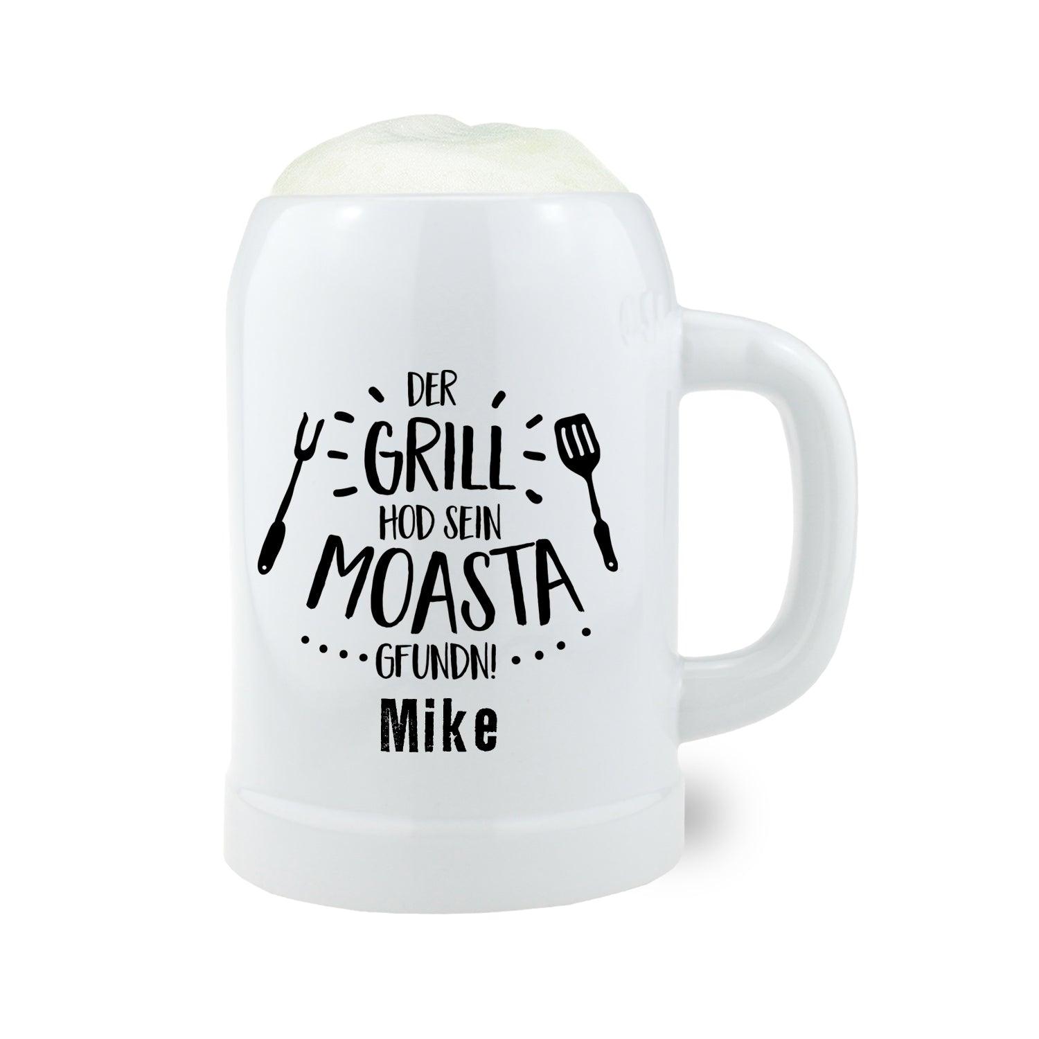 Weißer Bierkrug Grillmoasta mit "Der Grill hod sein Moasta gfundn!" Spruch, personalisiert mit Wunschname