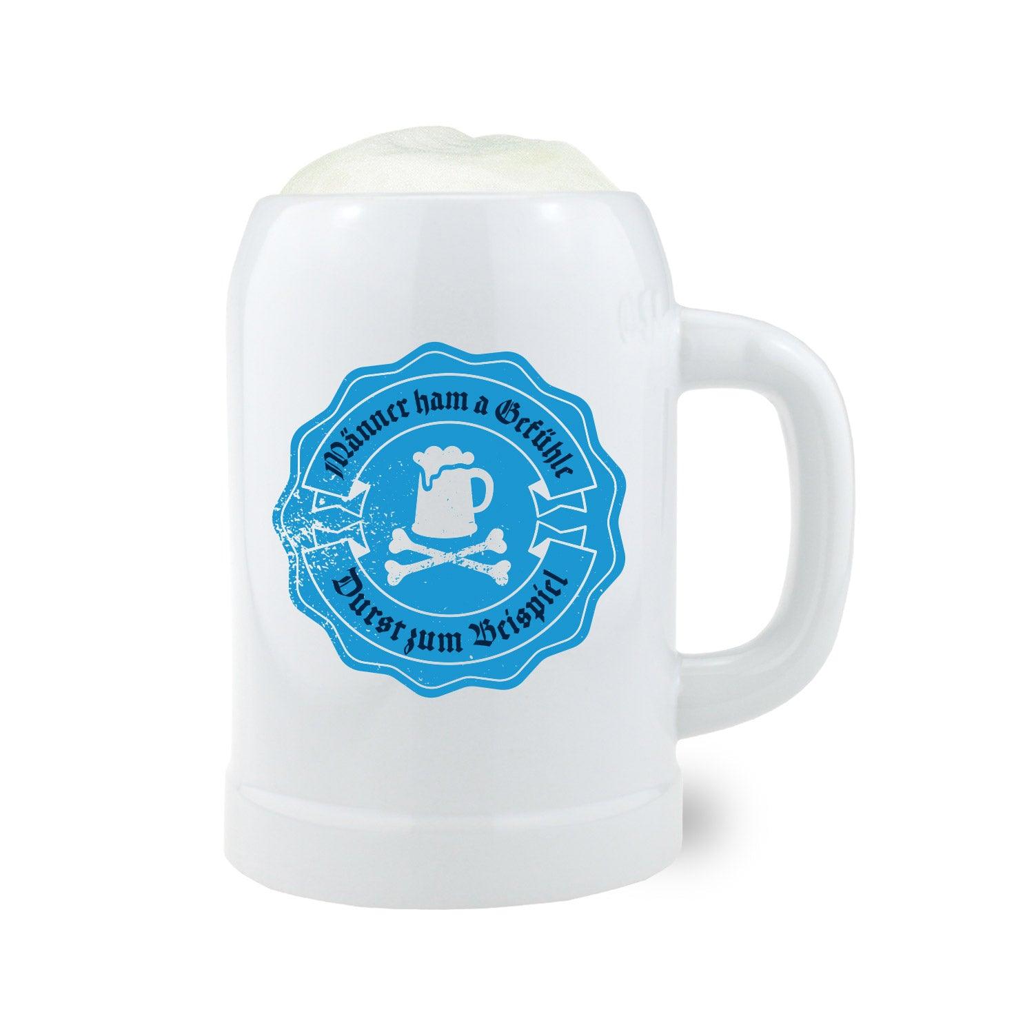 Weißer Bierkrug mit Henkel, schwarzem Schriftzug „Männer ham a Gefühle“ und leicht bauchiger Form, Keramik, 0,5 Liter.
