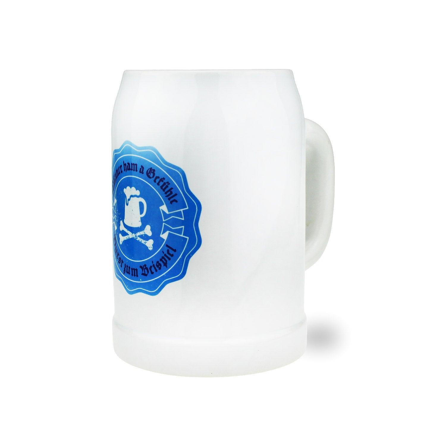 Weißer Bierkrug aus Keramik mit blauem Schriftzug „Männer ham a Gefühle“ in traditioneller Bayern-Optik, 0,5 l, 126 mm hoch.