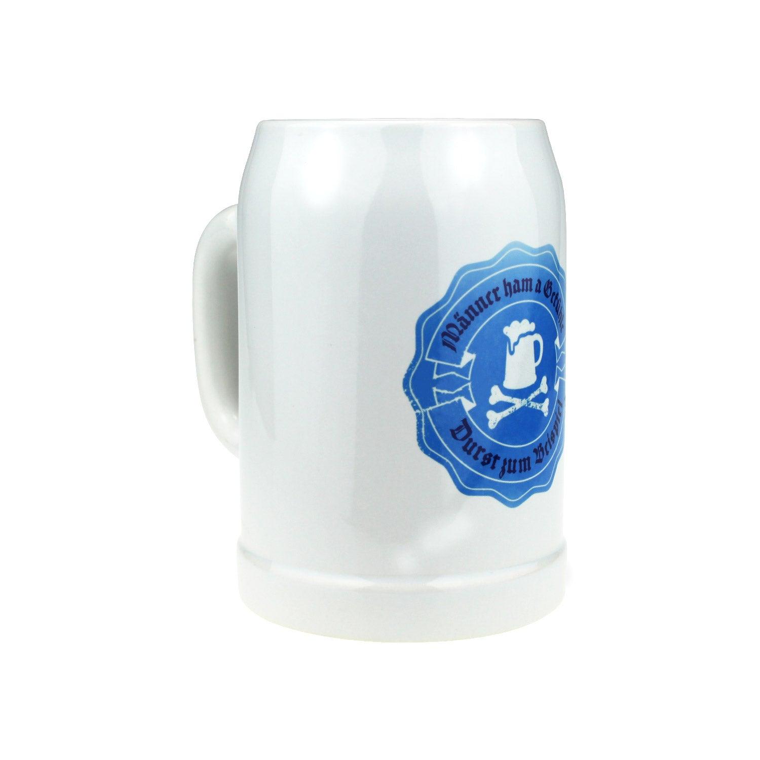Hellbeiger Bierkrug mit dunkelblauem Schriftzug „Männer ham a Gefühle“, zylindrische Form, 0,5 l, Keramik.