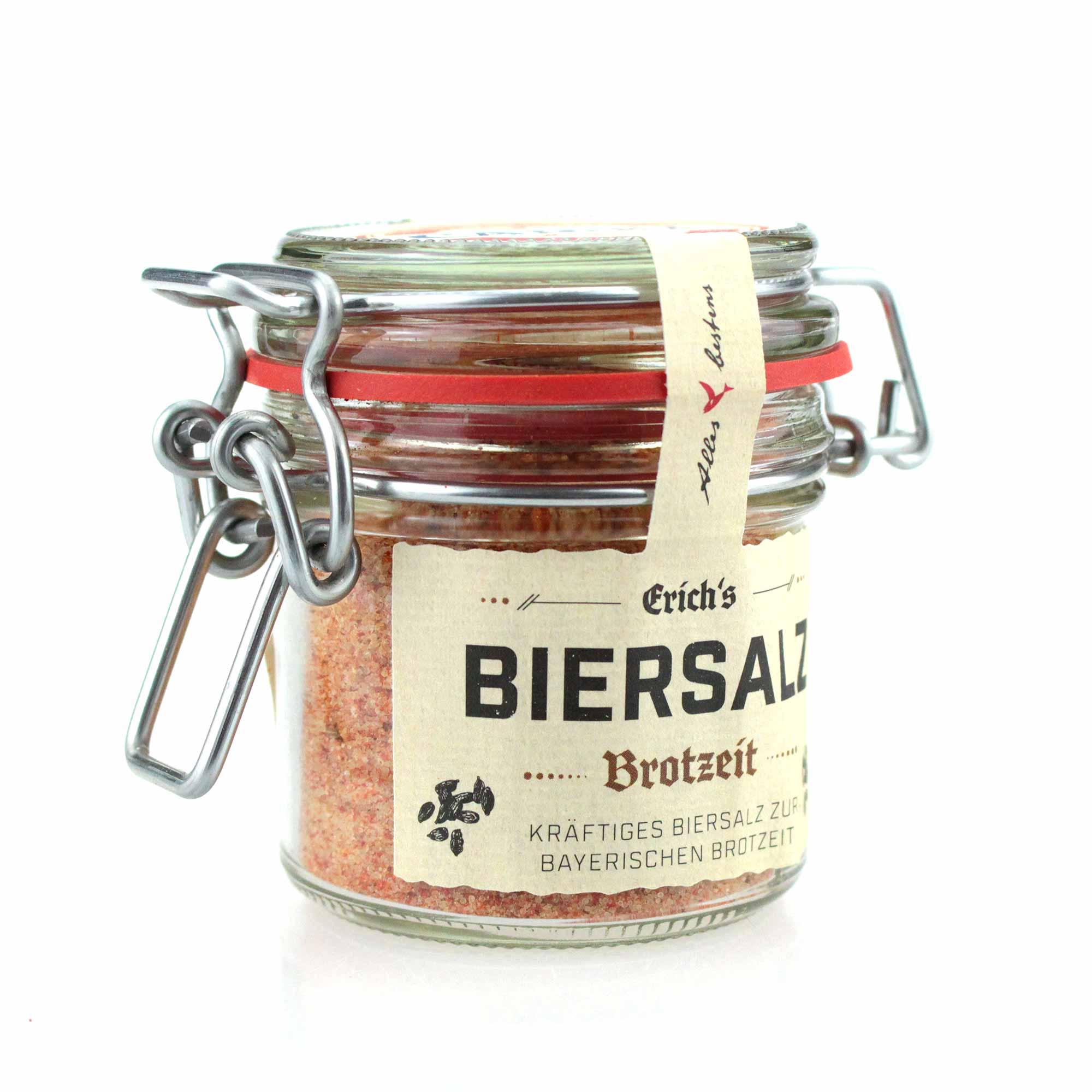 Vorratsglas "Brotzeit" mit braunem Biersalz, rotem Schraubverschluss und Etikett auf weißem Hintergrund.