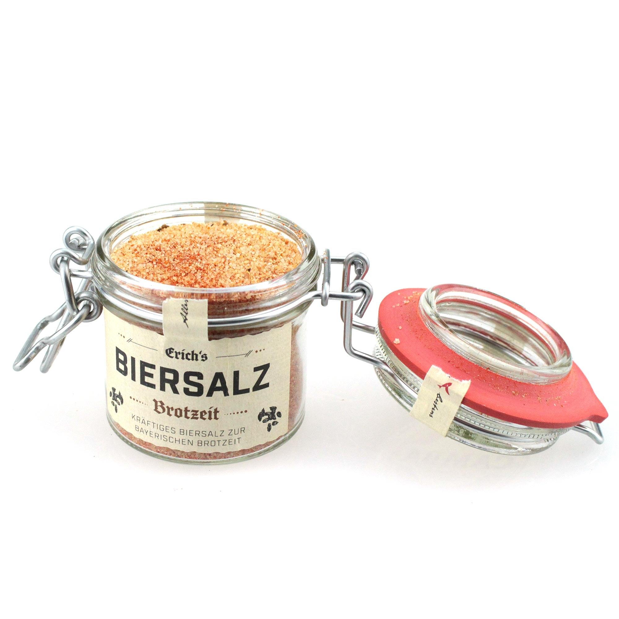 Biersalz Brotzeit in verschließbarem Apothekerglas mit offenem Deckel und rotem Gummiring auf weißem Grund