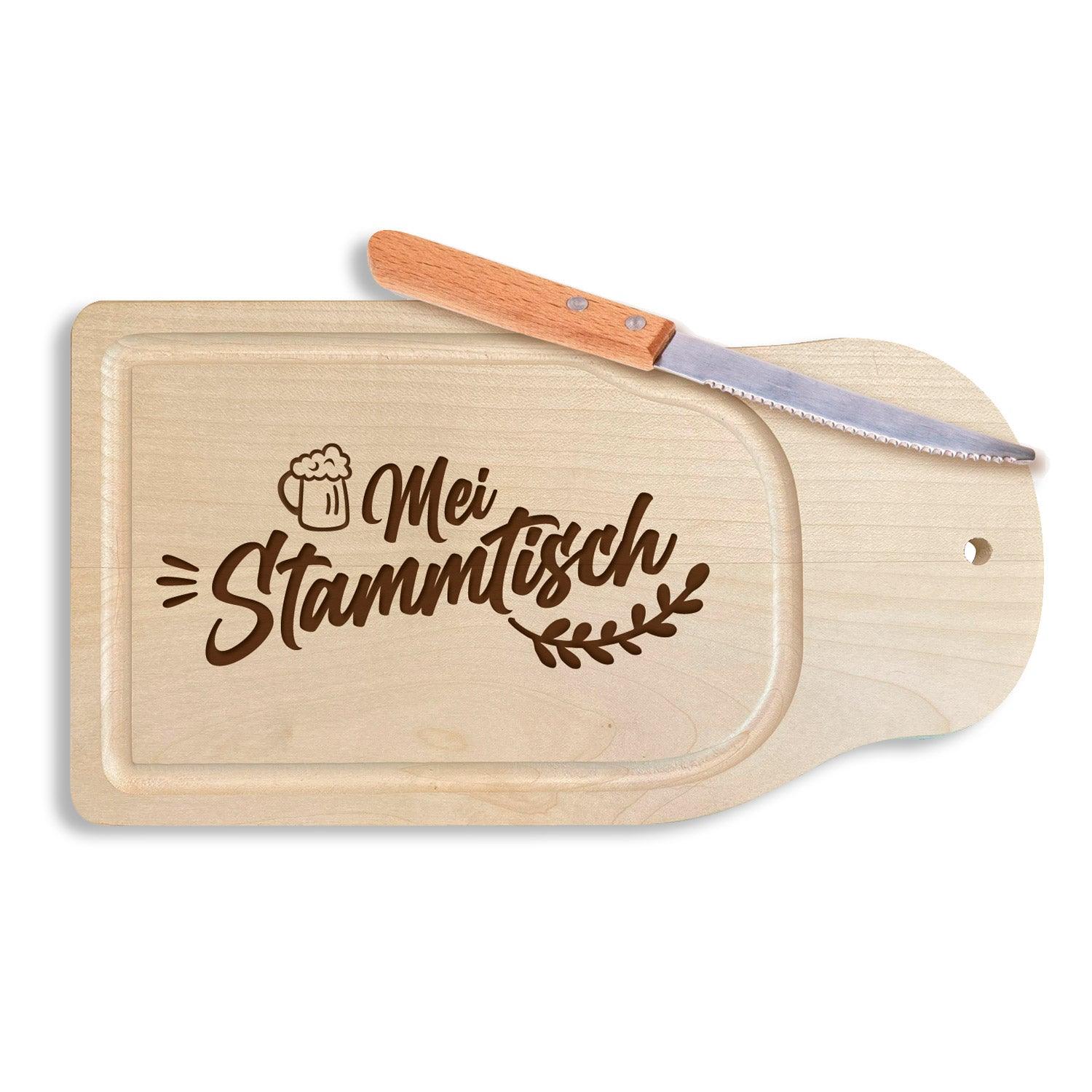 Brotzeitbrettl Mei Stammtisch aus hellem Holz mit Gravur und kleinem Brotmesser, ideal für bayerische Brotzeiten.