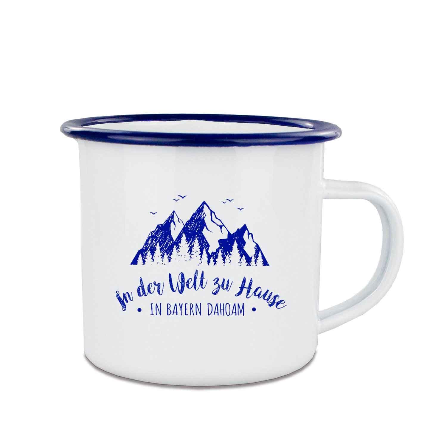 Weiße Emaille-Tasse mit schwarzem Rand und schwarzem Henkel, Aufdruck: „In der Welt zu Hause – in Bayern dahoam“, 350 ml.
