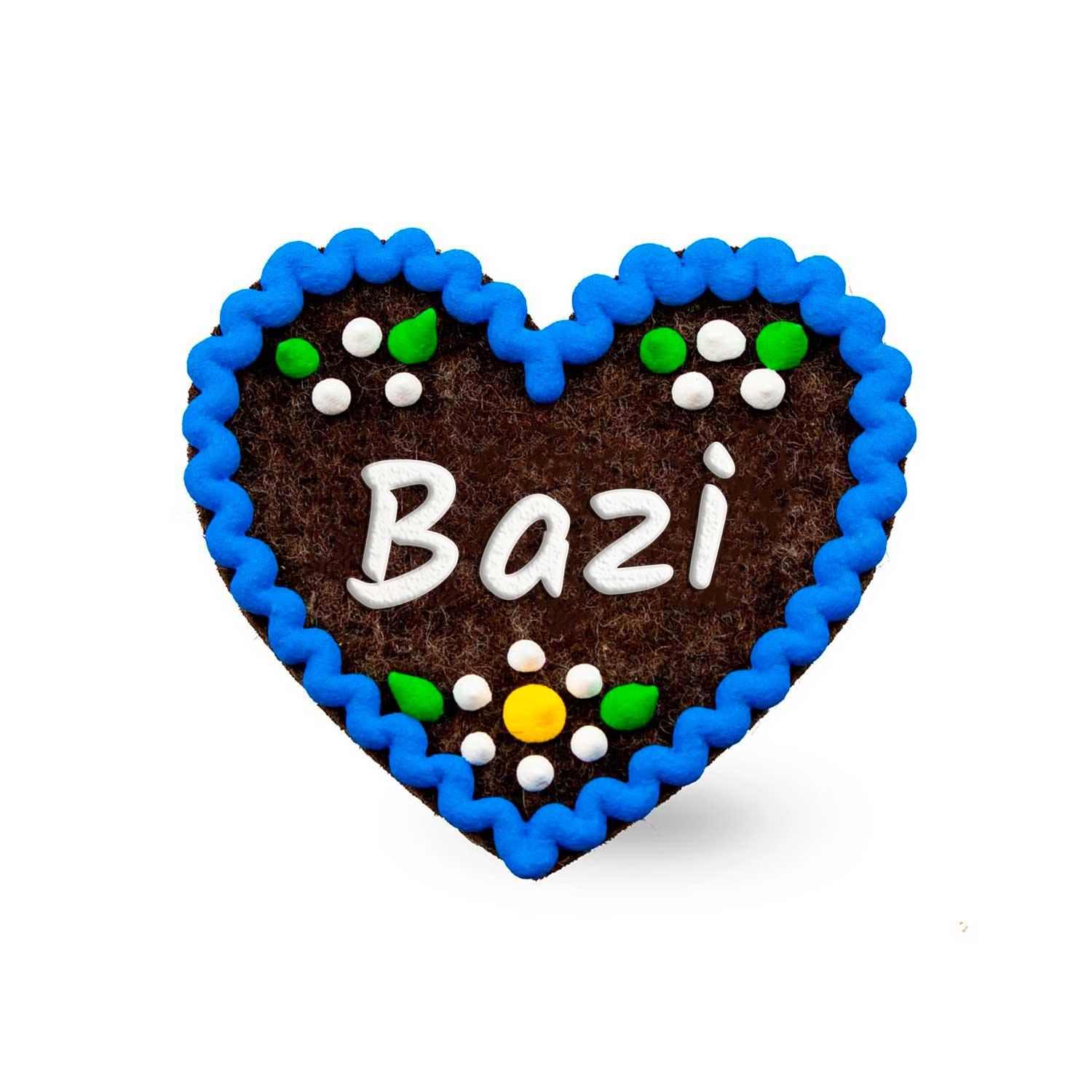 Brauner Filzherz-Anstecker "Bazi" mit blauem Rand und weißer Schrift, verziert mit bayerischen Blumen.