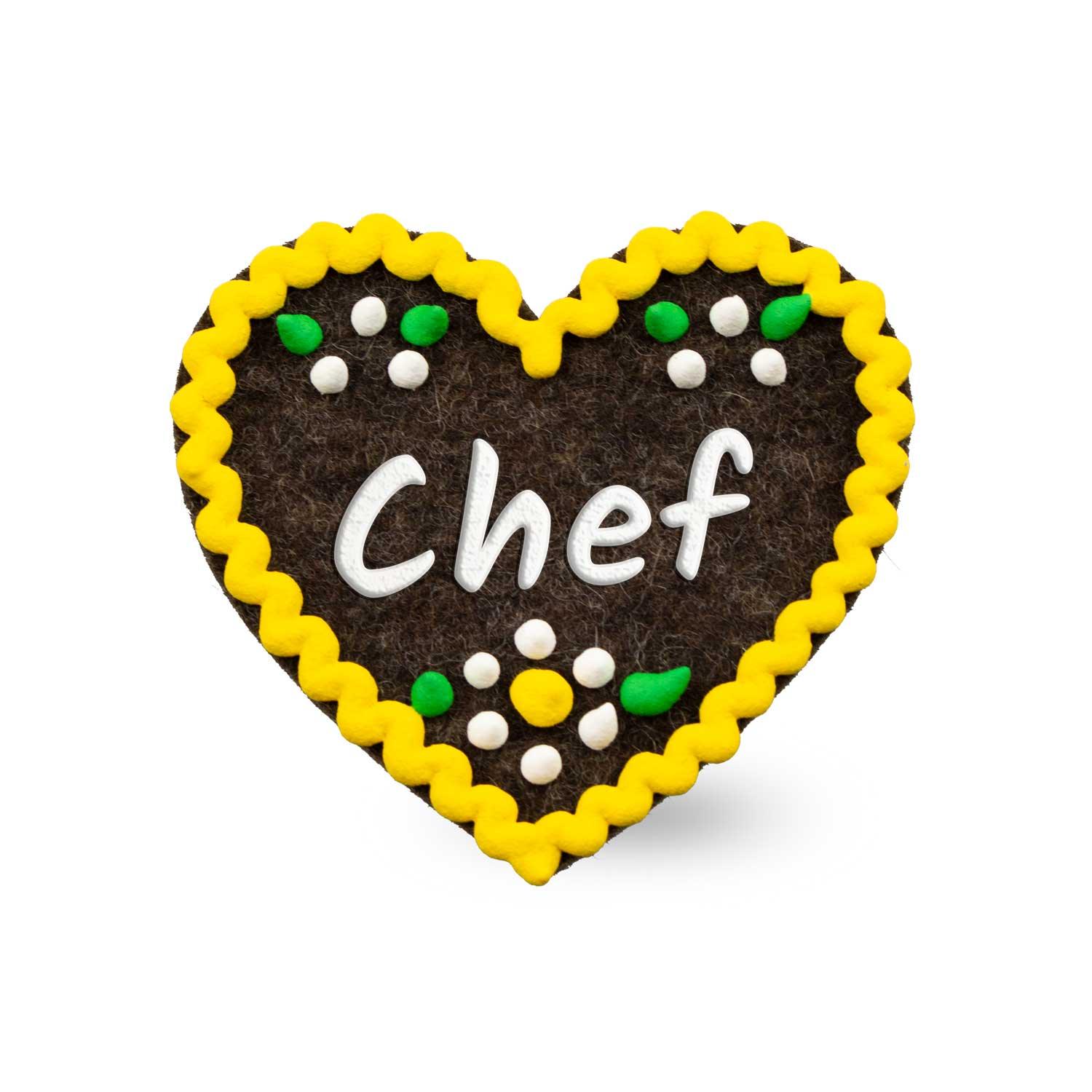Brauner Filzherz-Anstecker "Chef" mit gelbem Zuckergussrand und bunter Streudekoration auf Weiß