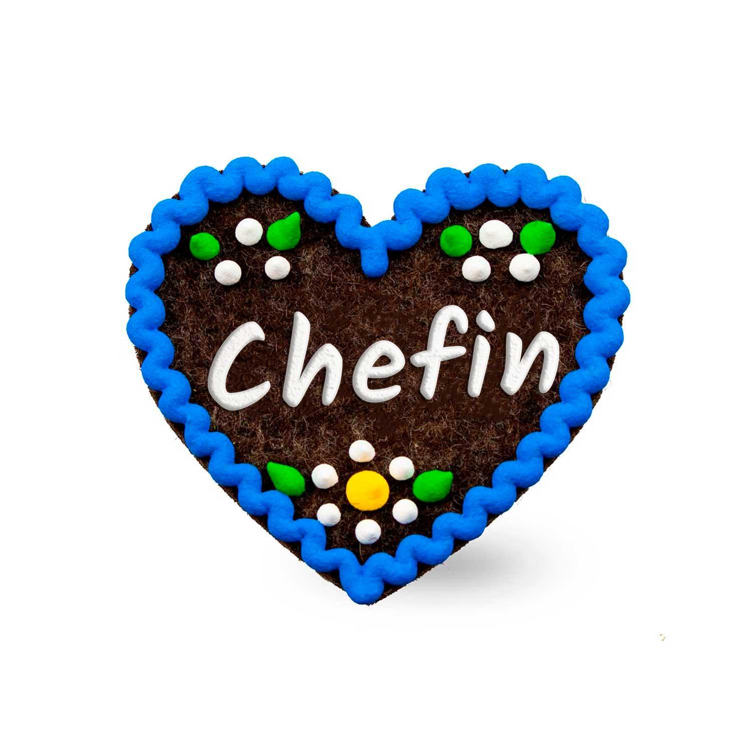Filzherz-Anstecker Chefin in Braun mit blauer Umrandung und farbigen Punkten.