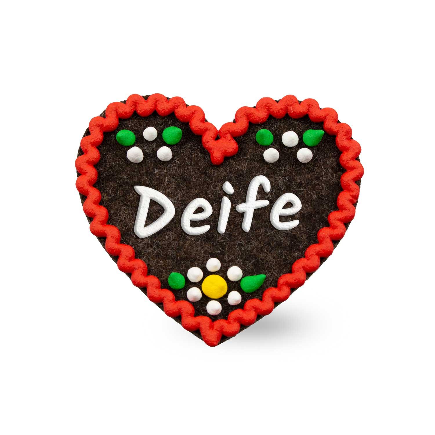 Filzherz-Anstecker Deife mit rot gezacktem Rand, weißer Schrift und farbigen Zuckerperlen-Verzierungen.
