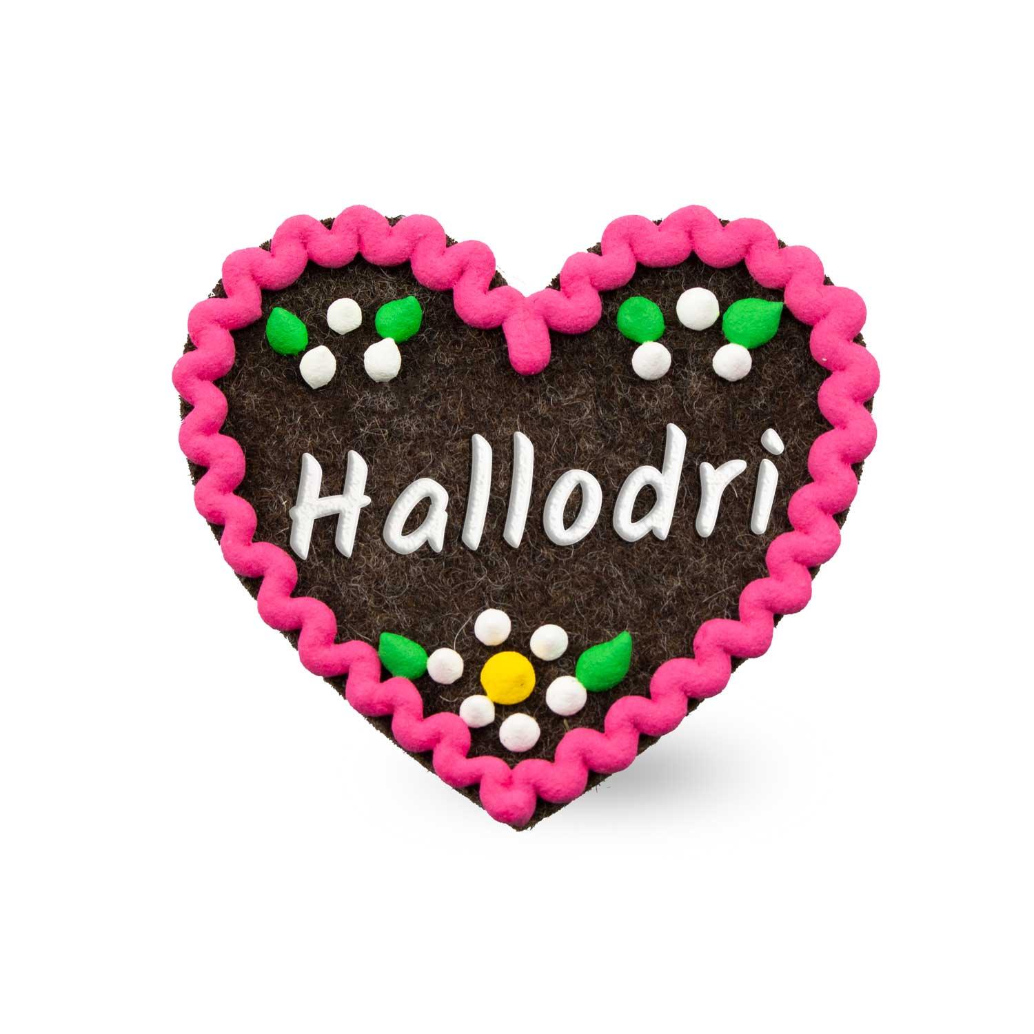 Brauner Filzherz-Anstecker "Hallodri" mit pinker Zierkante, weißen Buchstaben und farbigen Blümchen.