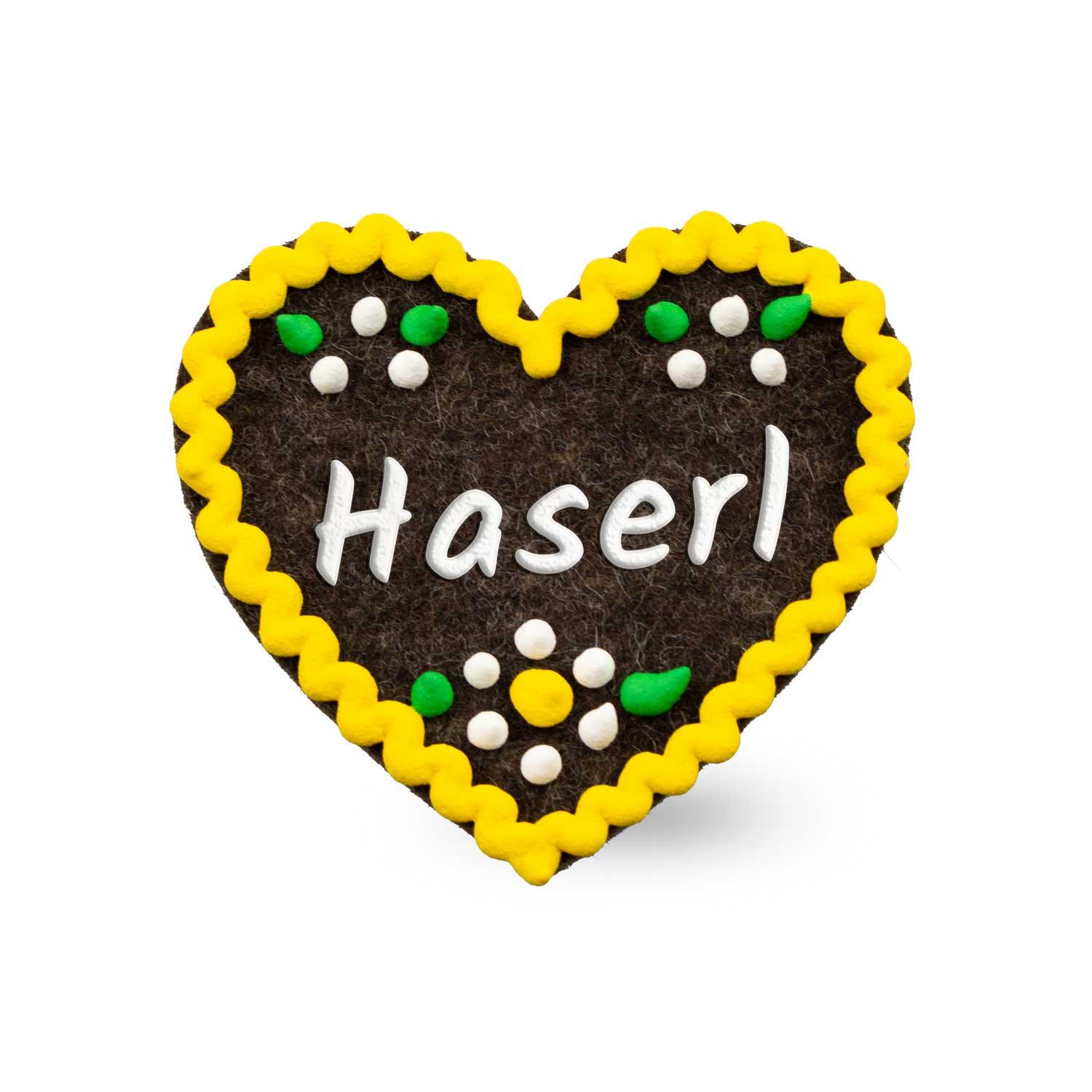 Brauner Filzherz-Anstecker "Haserl" mit gelbem Rand und bunten Blumenornamenten im bayerischen Stil.