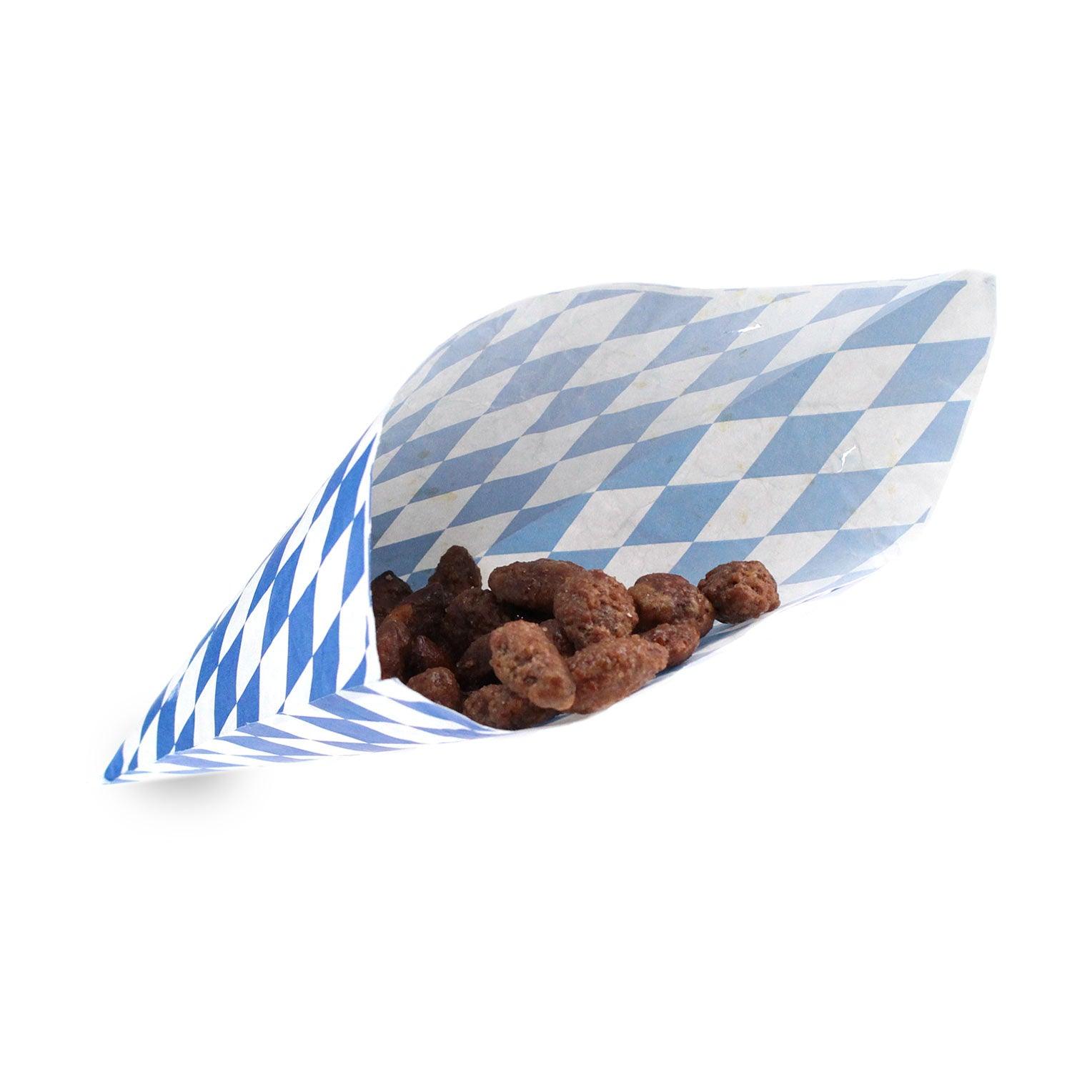 Gebrannte Mandeln im blau-weißen bayerischen Papiertütchen, Teil der Oktoberfest-Box "Wiesnkrug, Bier und mehr".