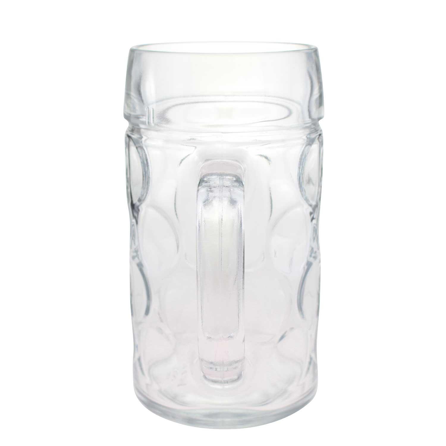 Transparenter Glas-Bierkrug mit traditionellen Dellen und stabilem Henkel auf weißem Hintergrund.