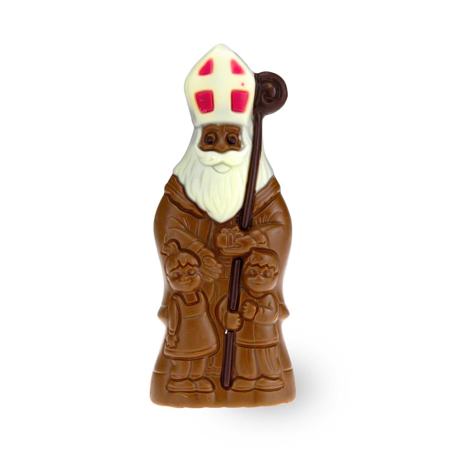 Nikolaus Figur aus dunkler und weißer Schokolade mit Bischofsstab, zwei Kindern und roter Mitra.