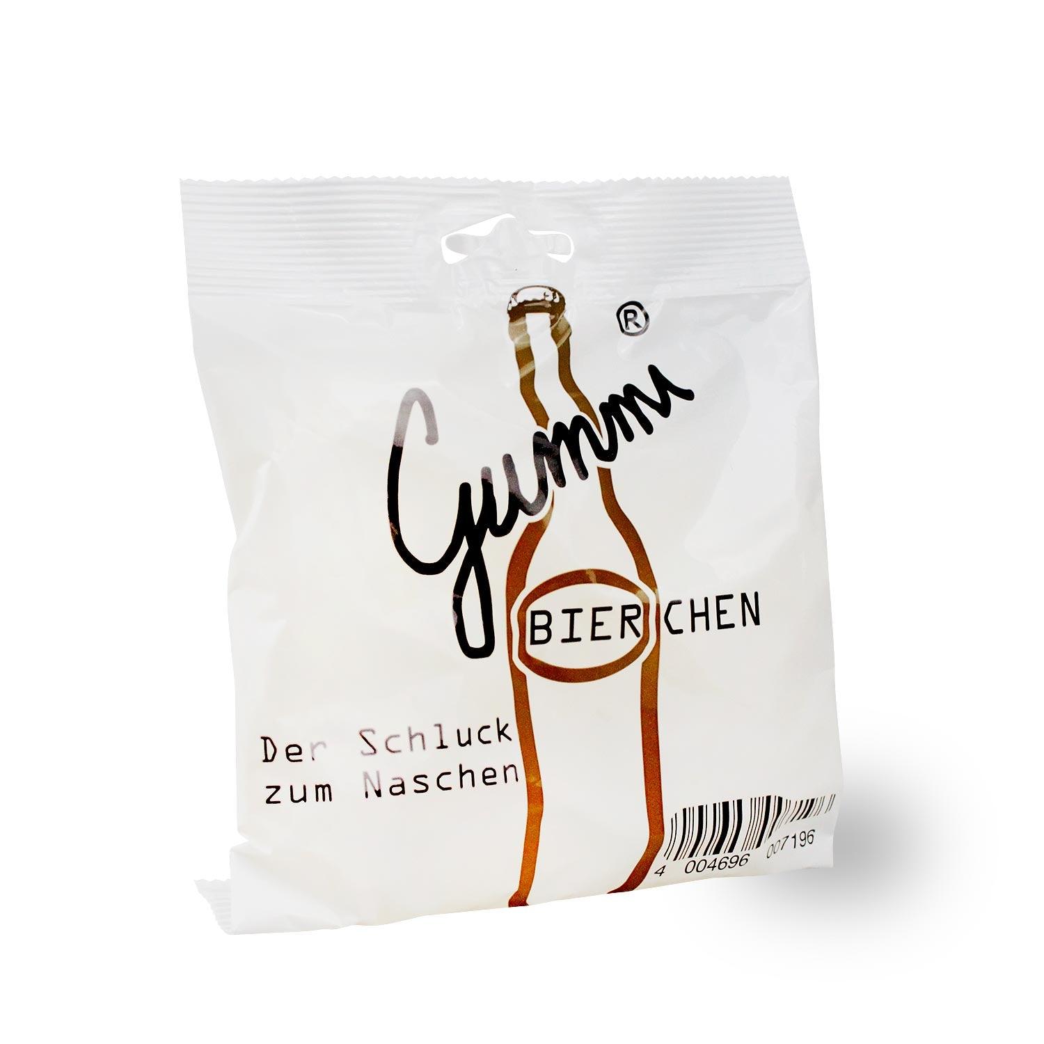 Weiße Packung Gummibierchen Fruchtgummis mit stilisiertem Bierflaschen-Design und Schriftzug Der Schluck zum Naschen