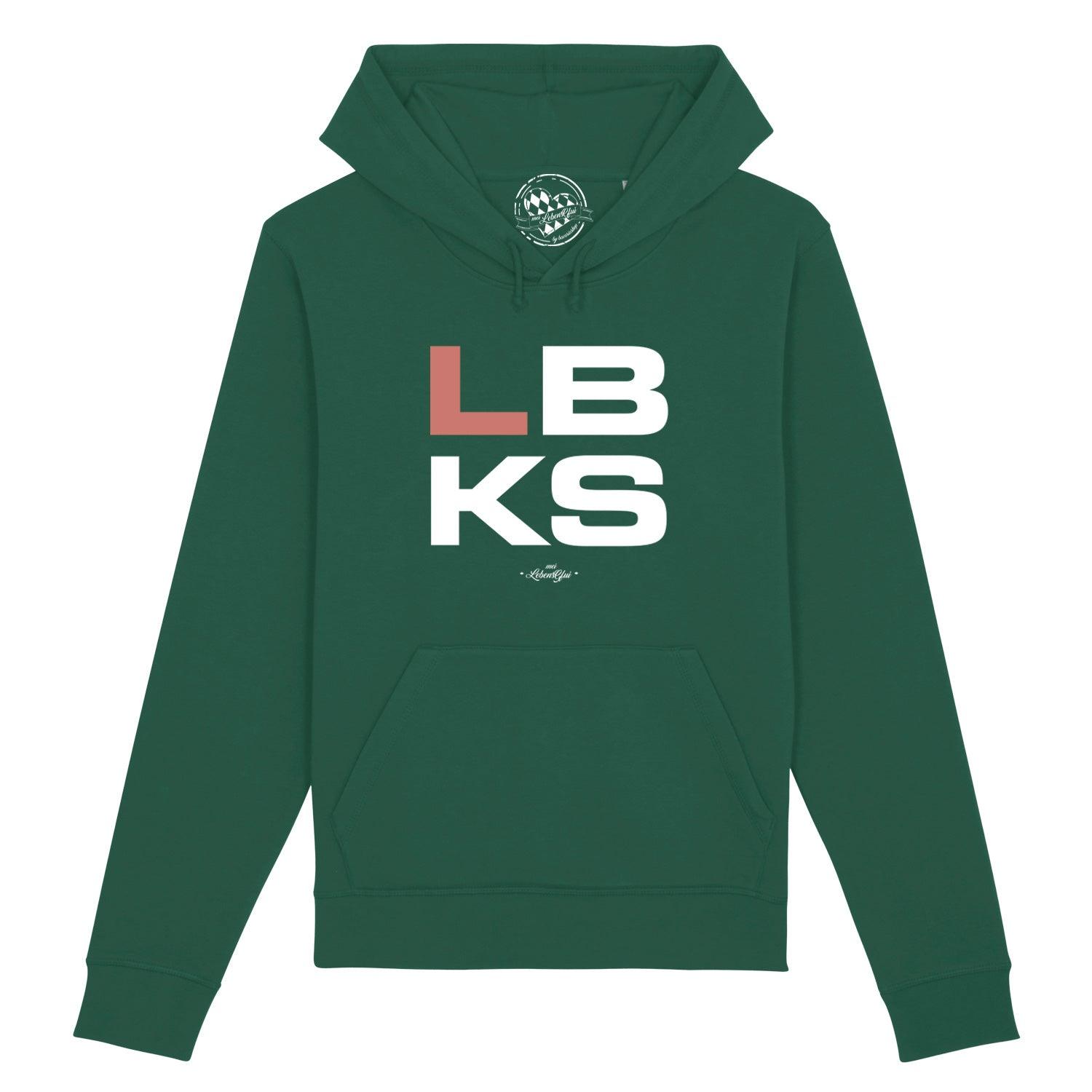 Grüner Herren Hoodie "LBKS" mit weiß-rotem Schriftzug auf der Brust und Kängurutasche.