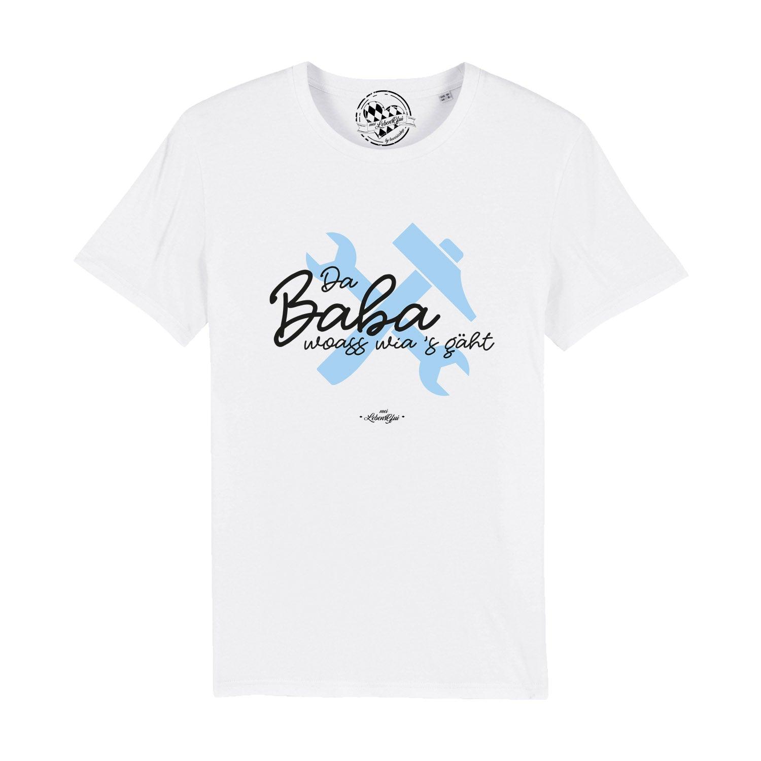 Weißes Herren T-Shirt "Da Baba woass wia's gäht" mit blauem Werkzeugmotiv und schwarzem Schriftzug.