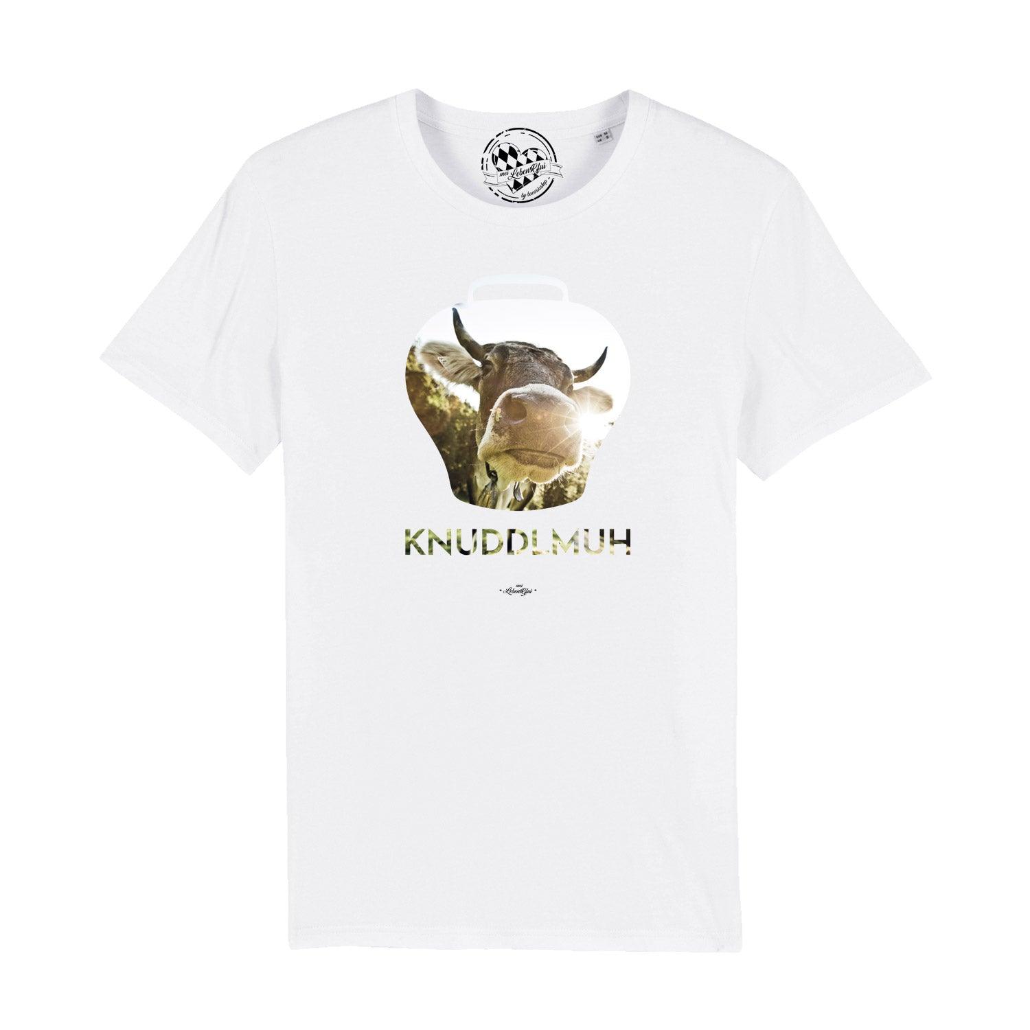 Weißes Herren T-Shirt "Knuddlmuh" mit Kuh im Glockenausschnitt und Alpenpanorama-Hintergrund in Tarnfarben.