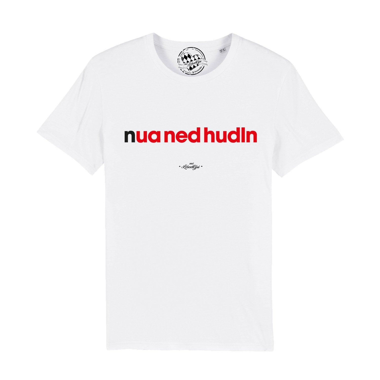 Weißes Herren T-Shirt Nua ned hudln mit rotem Schriftzug und kleinem Label-Logo am Kragenbereich