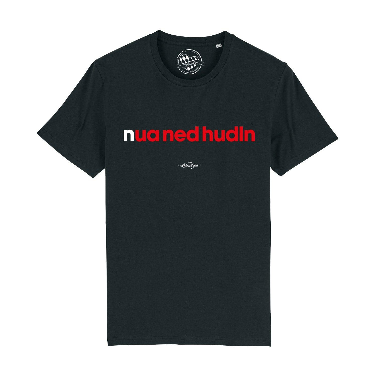 Schwarzes Herren T-Shirt Nua ned hudln mit rotem Schriftzug und weißem Logo auf der Brust, Rundhalsausschnitt.