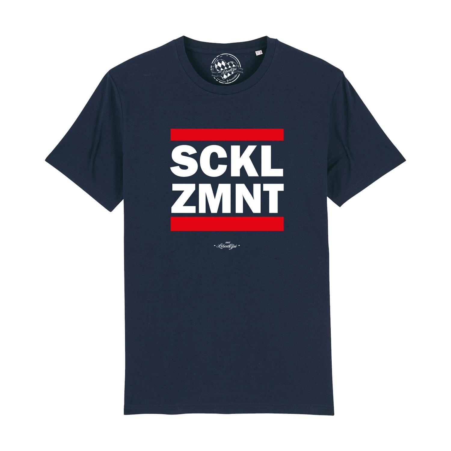 Dunkelblaues Herren T-Shirt Sacklzement mit weißem SCKL ZMNT Schriftzug und roten Streifen, lässiger Rundhalsausschnitt.