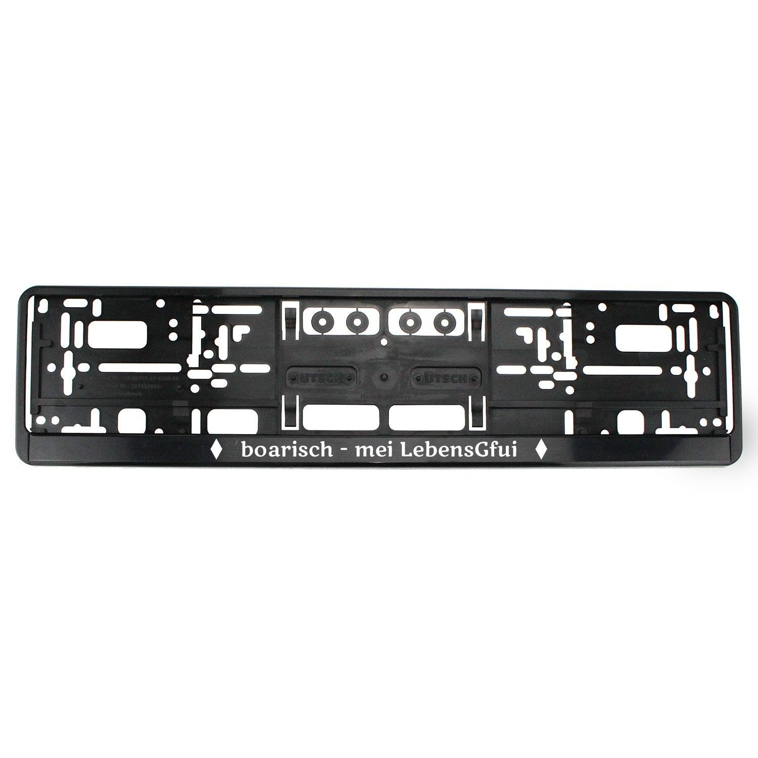 Schwarzer Kennzeichenhalter "boarisch - mei LebensGfui!" mit weißer Schrift und Befestigungslöchern für das Auto.