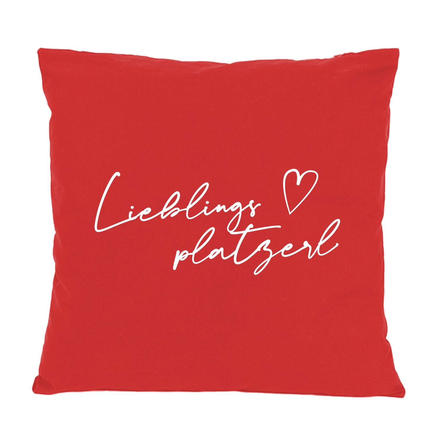 Rotes Kissen Lieblingsplatzerl mit weißem Schriftzug und Herz, quadratisches Zierkissen für Couch oder Bett.
