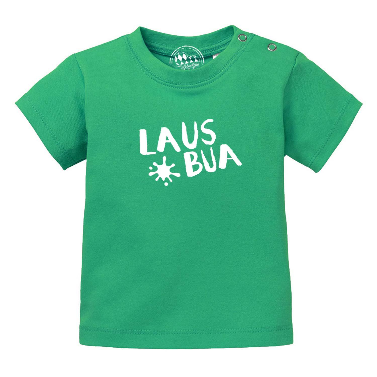 Grünes Baby T-Shirt "Lausbua" mit weißem Aufdruck und praktischen Druckknöpfen an der Schulter für einfaches Anziehen.