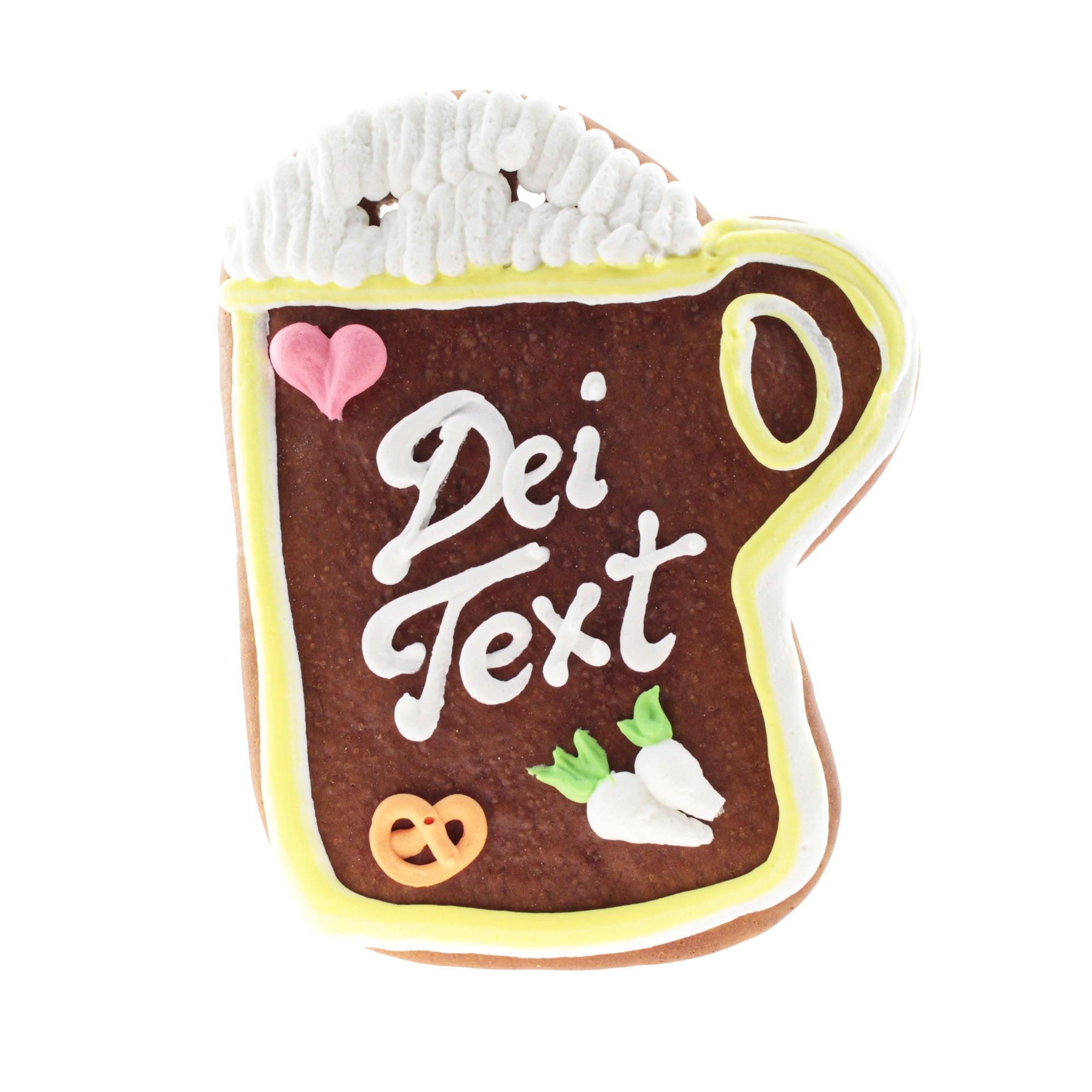 Lebkuchenherz Form Bierkrug mit Zuckerguss Schrift "Dei Text", Breze und Radieserl auf weißem Hintergrund.