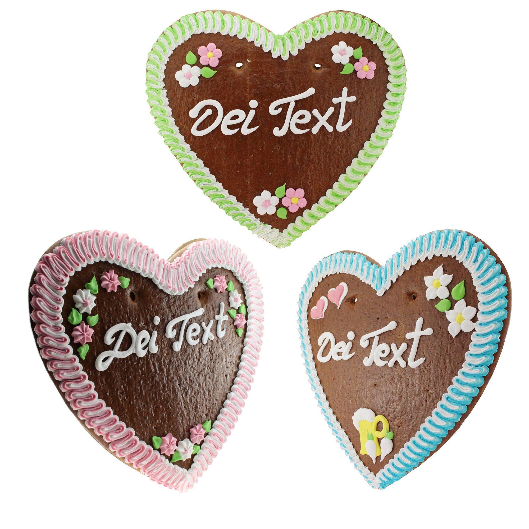 Drei herzförmige Lebkuchen Oktoberfest mit individueller Schrift und bunten Zuckerguss-Verzierungen, traditionelle Backwaren.