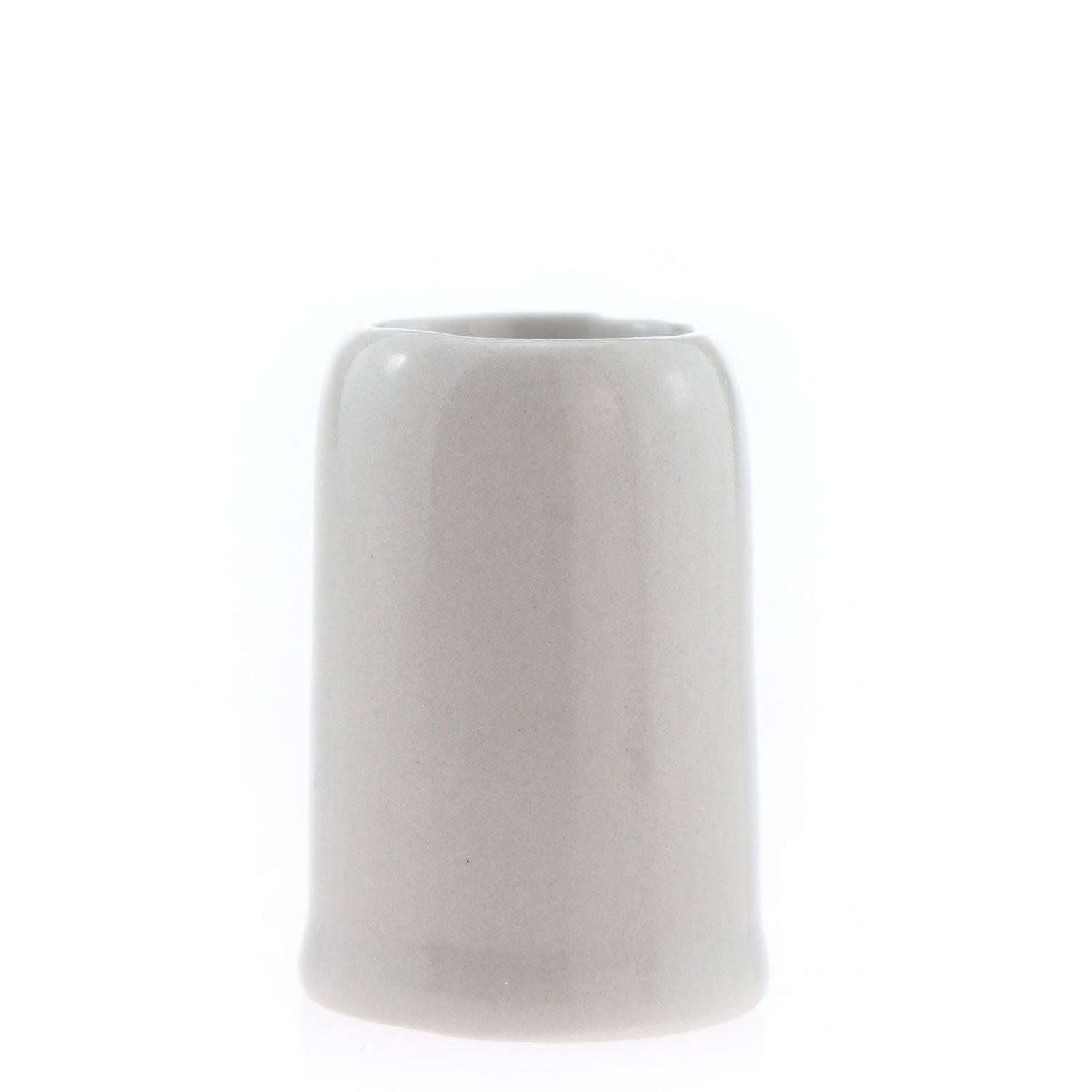 Grauer Keramikbecher mit glatter Oberfläche, zylindrischer Form und leicht ausgestelltem Boden, ideal für Getränke.