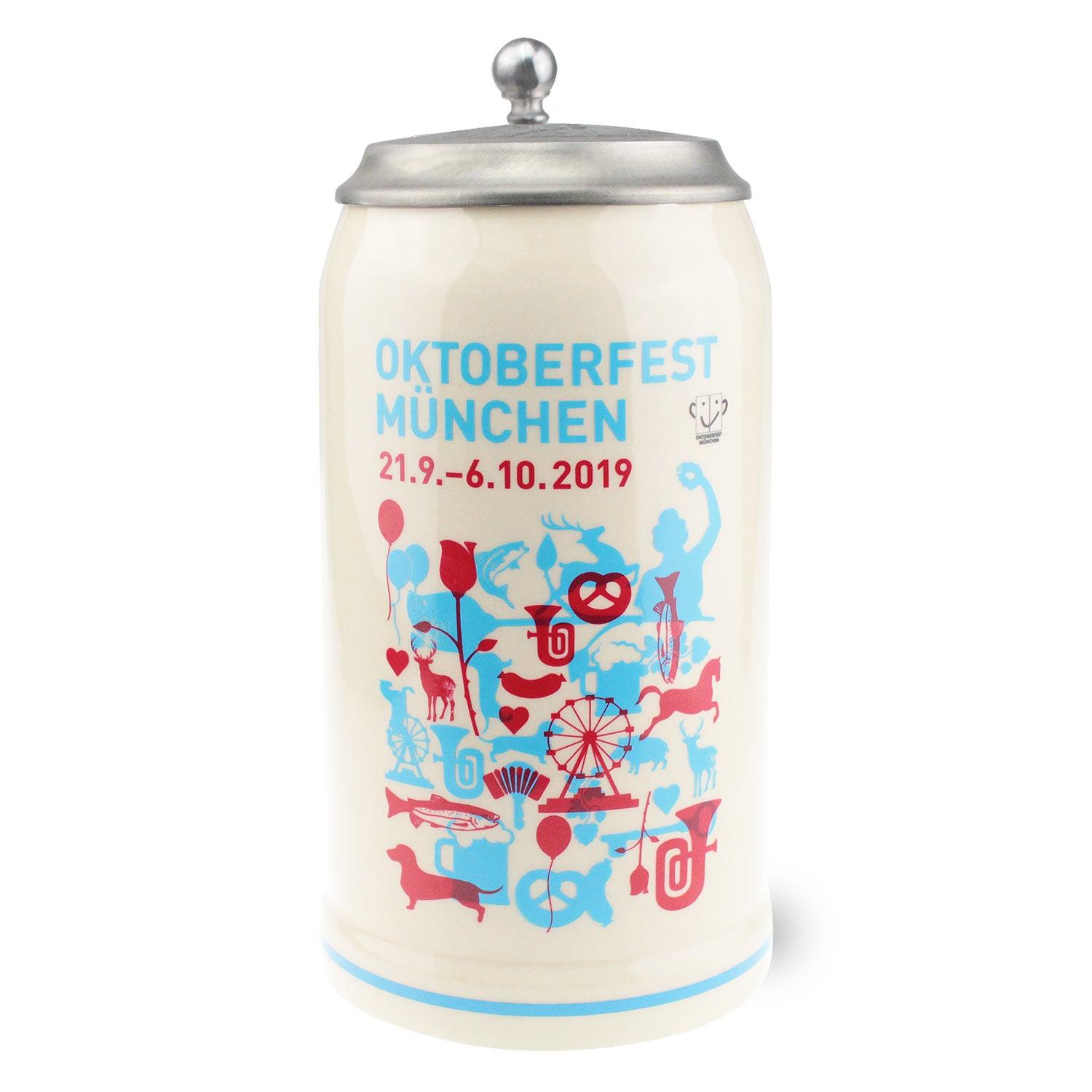 Offizieller Oktoberfestkrug 2019 mit Zinndeckel und buntem, detailliertem Motto-Design in Rot und Blau.