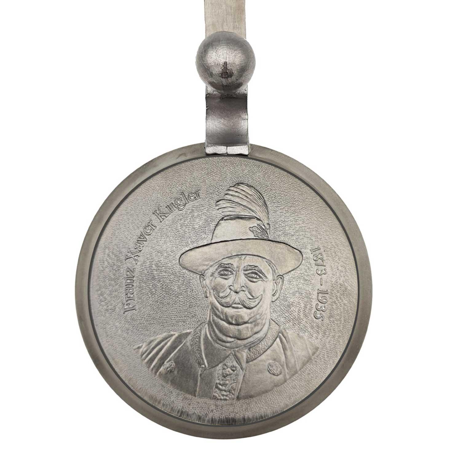 Runder Zinndeckel des offiziellen Oktoberfestkrugs 2022 mit Portrait von Franz Xaver Kugler und Jahreszahlen 1873-1935.