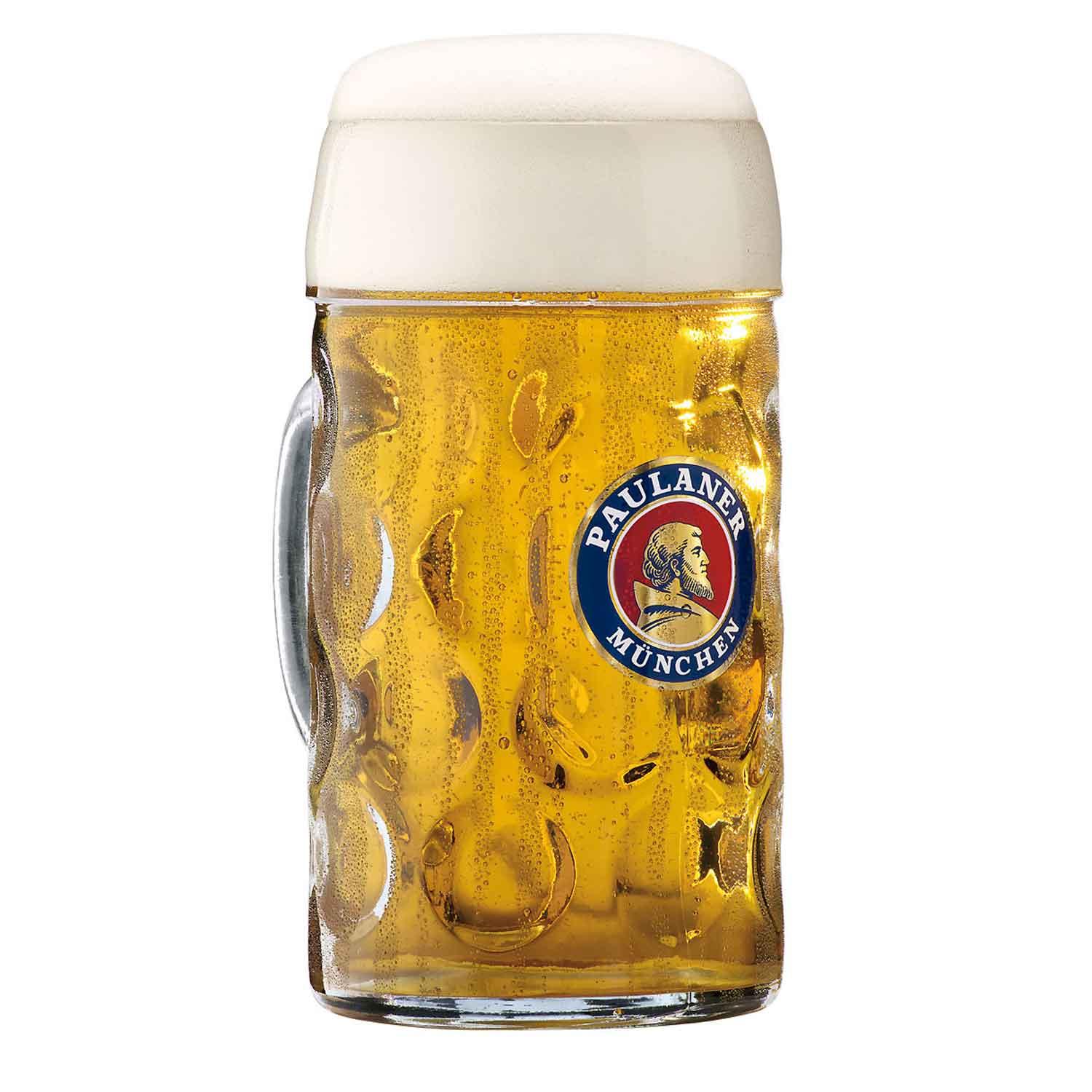Traditioneller Bierkrug mit Paulaner Logo, gefüllt mit goldgelbem Bier und weißem Schaum.