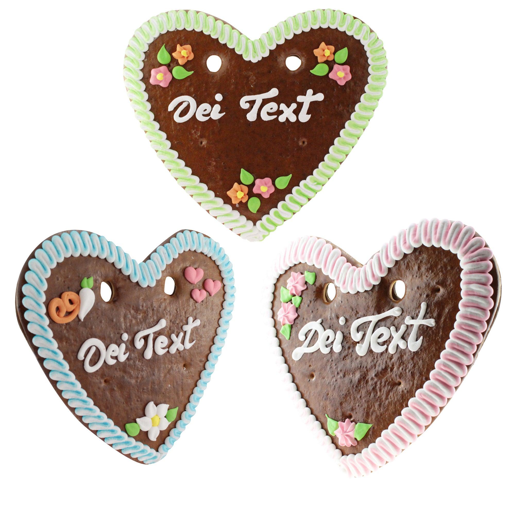 Drei Lebkuchenherzen zum Beschriften mit individuellen Texten und bunten Zuckerverzierungen, perfekt für Volksfeste.