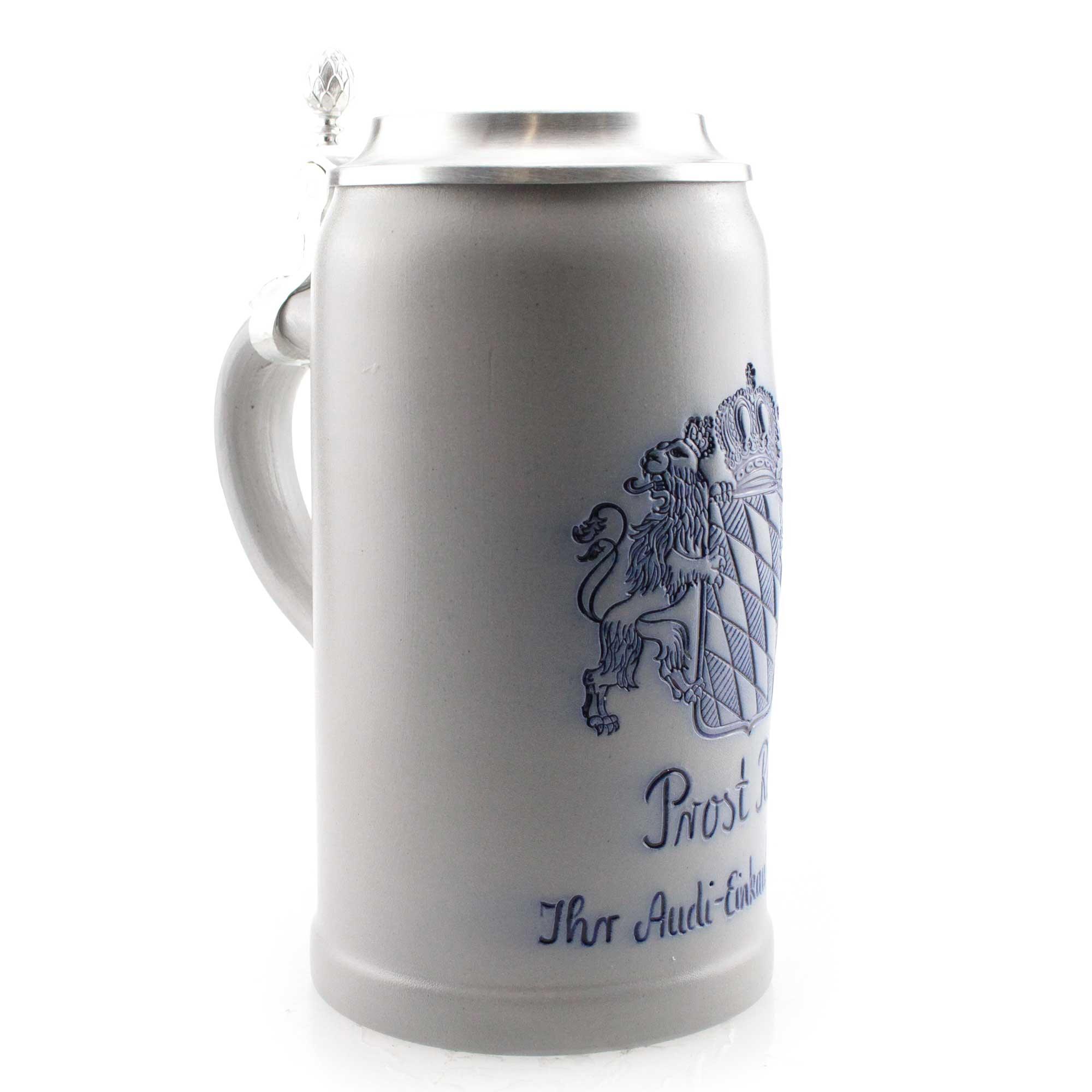 Grauer Keramik-Bierkrug mit blauem Löwen-Wappen und Schriftzug, sowie einem silbernen Zinndeckel