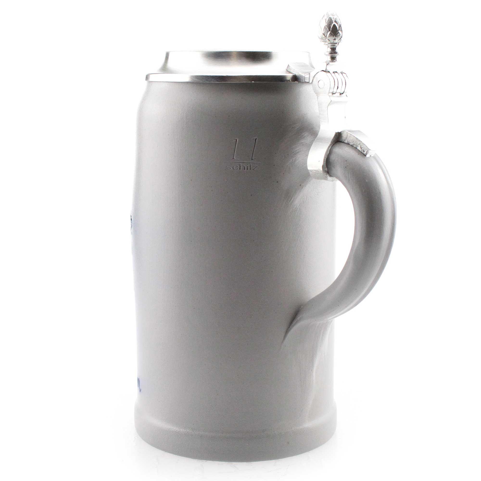 Grauer Bierkrug aus Keramik mit schlichtem Design, glasiertem Zinndeckel und Henkel.