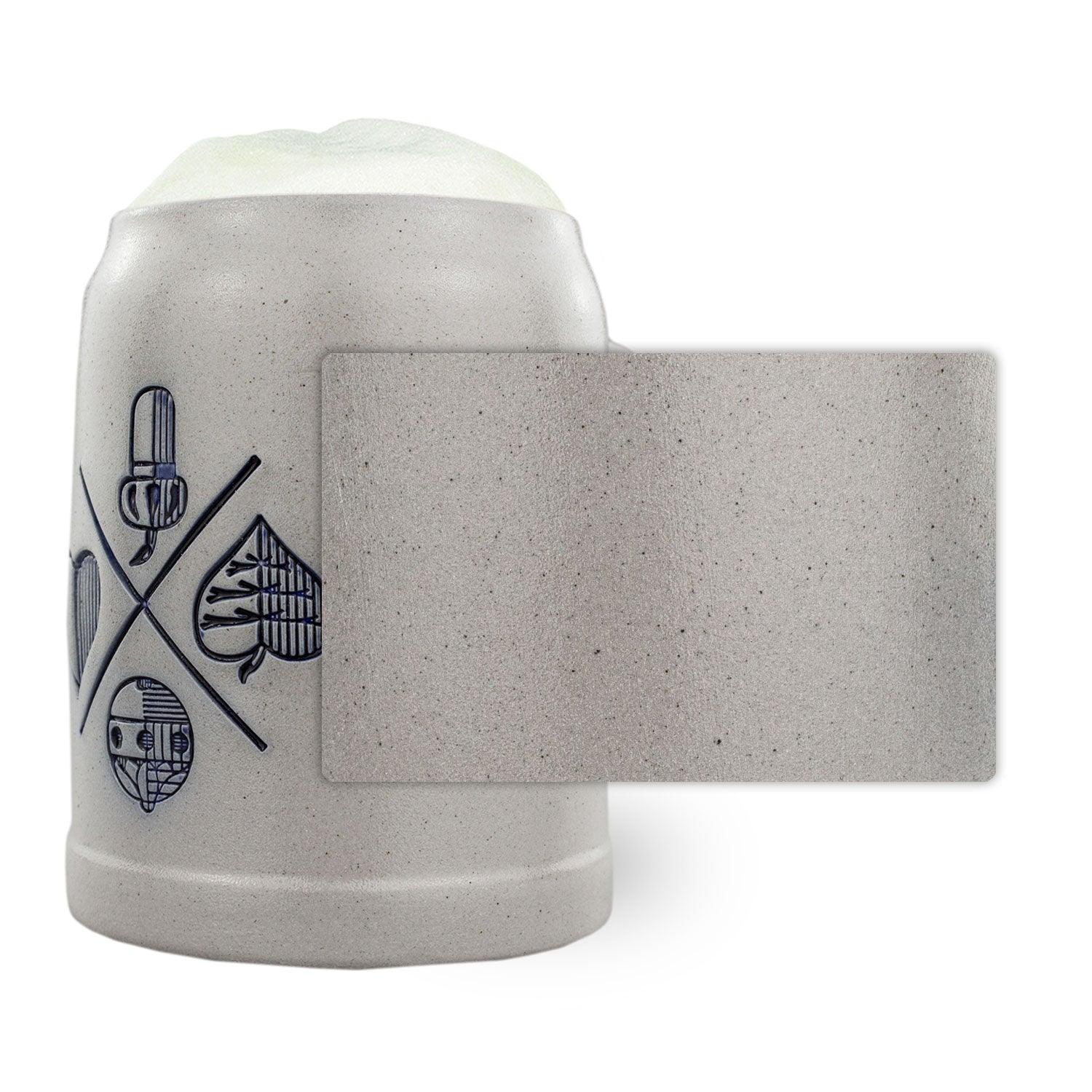PREMIUM Bierkrug Bayrisch Blatt aus Keramik mit traditionellen Motiven, gefüllt mit Schaum, weißer Hintergrund.