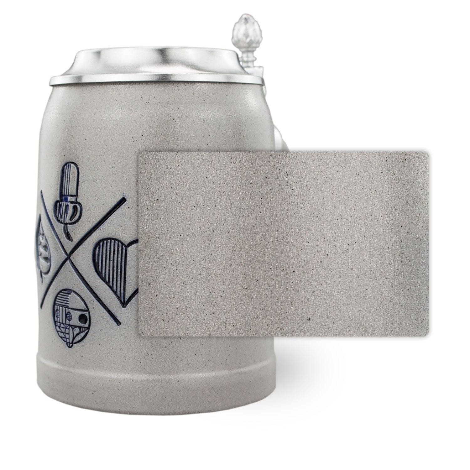 PREMIUM Bierkrug Bayrisch Blatt Keramik grau mit detailreichen bayerischen Symbolen und Zinndeckel