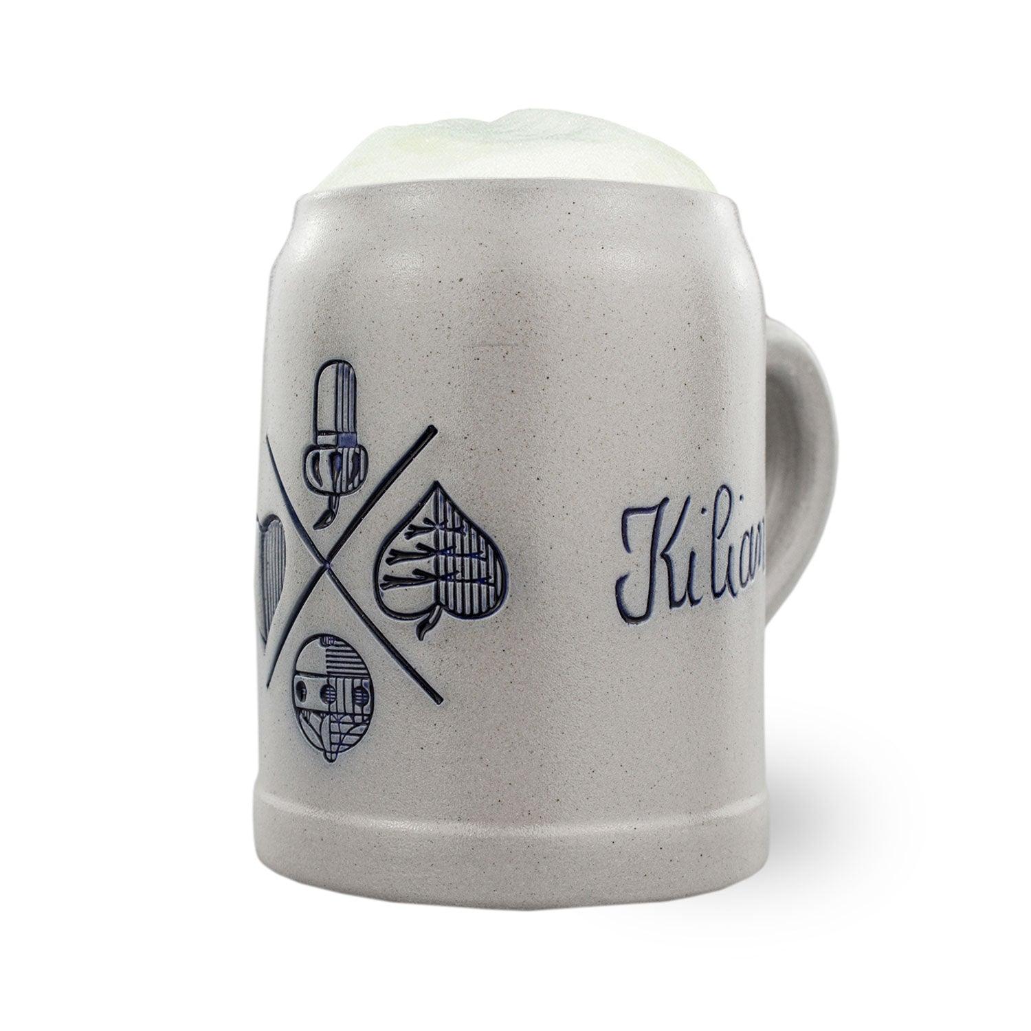 PREMIUM Bierkrug Bayrisch Blatt aus Keramik mit traditionellen Motiven, gefüllt mit hellem Bier und Schaumkrone.