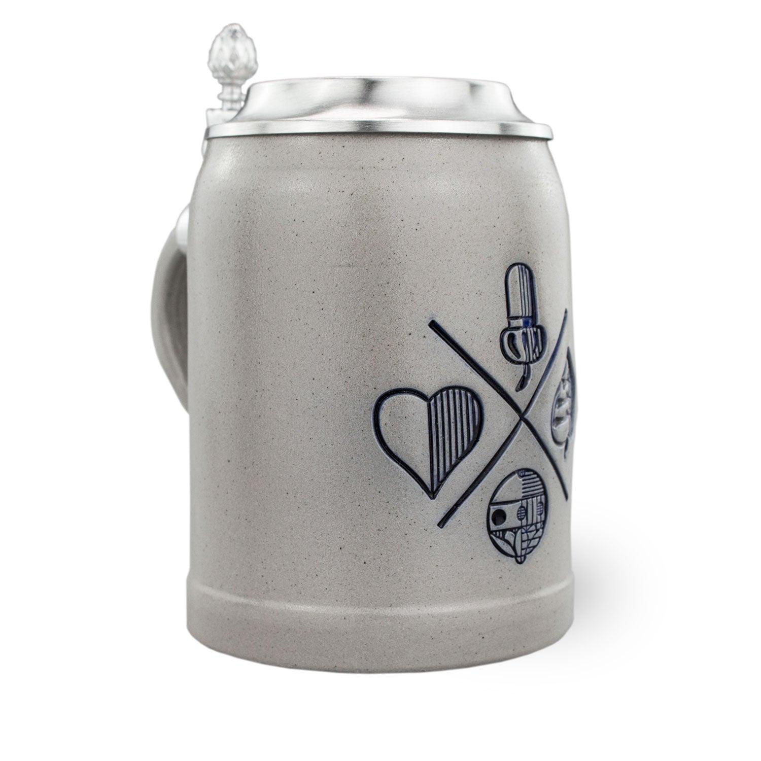 PREMIUM Bierkrug Bayrisch Blatt aus grauem Steingut mit blauem Wappen und ornamentalem Zinndeckel.